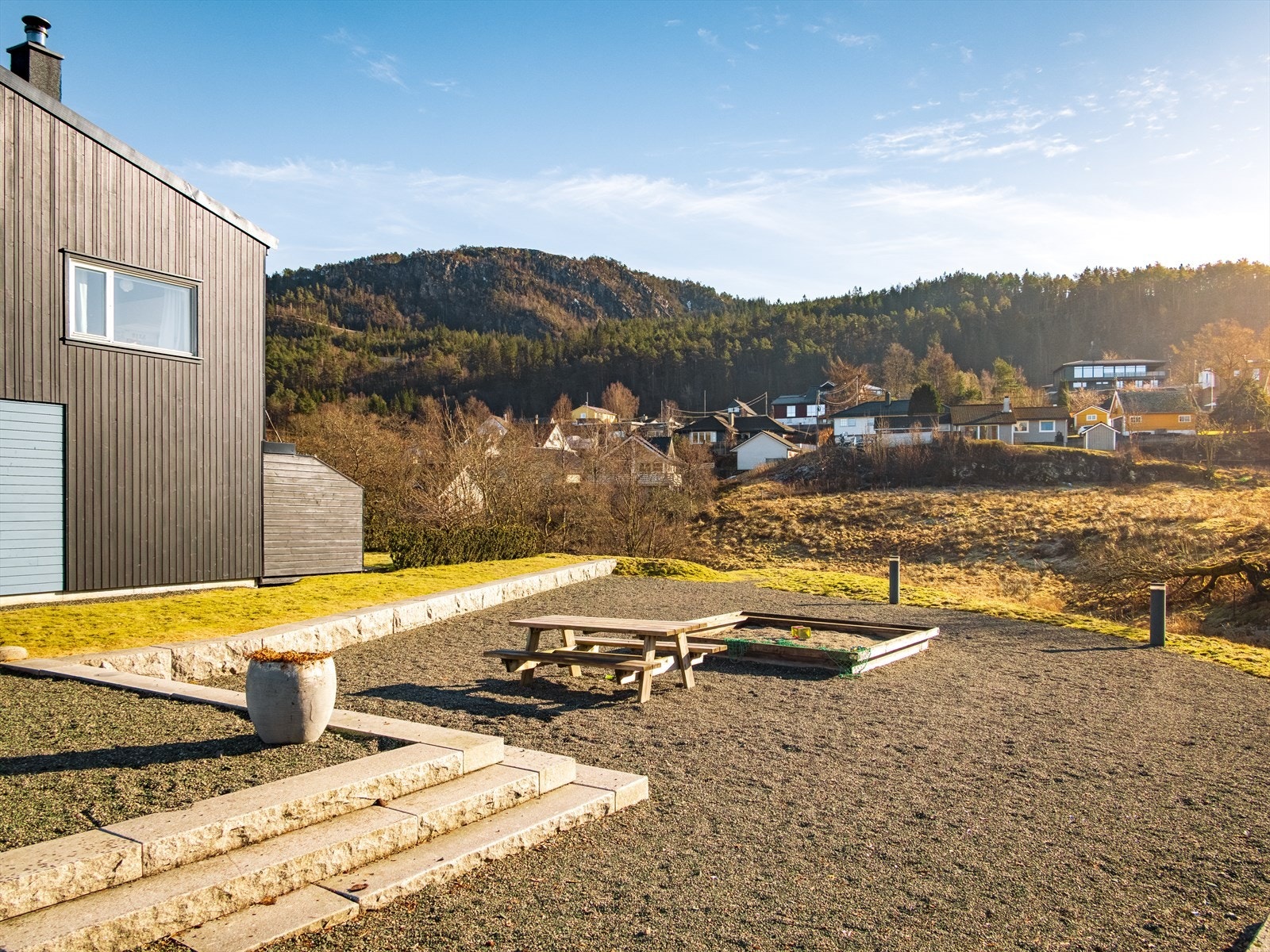 Pent opparbeidet fellesareal for sameiet med diverse grøntareal, benker, sandkasse m.m. Galleribilde