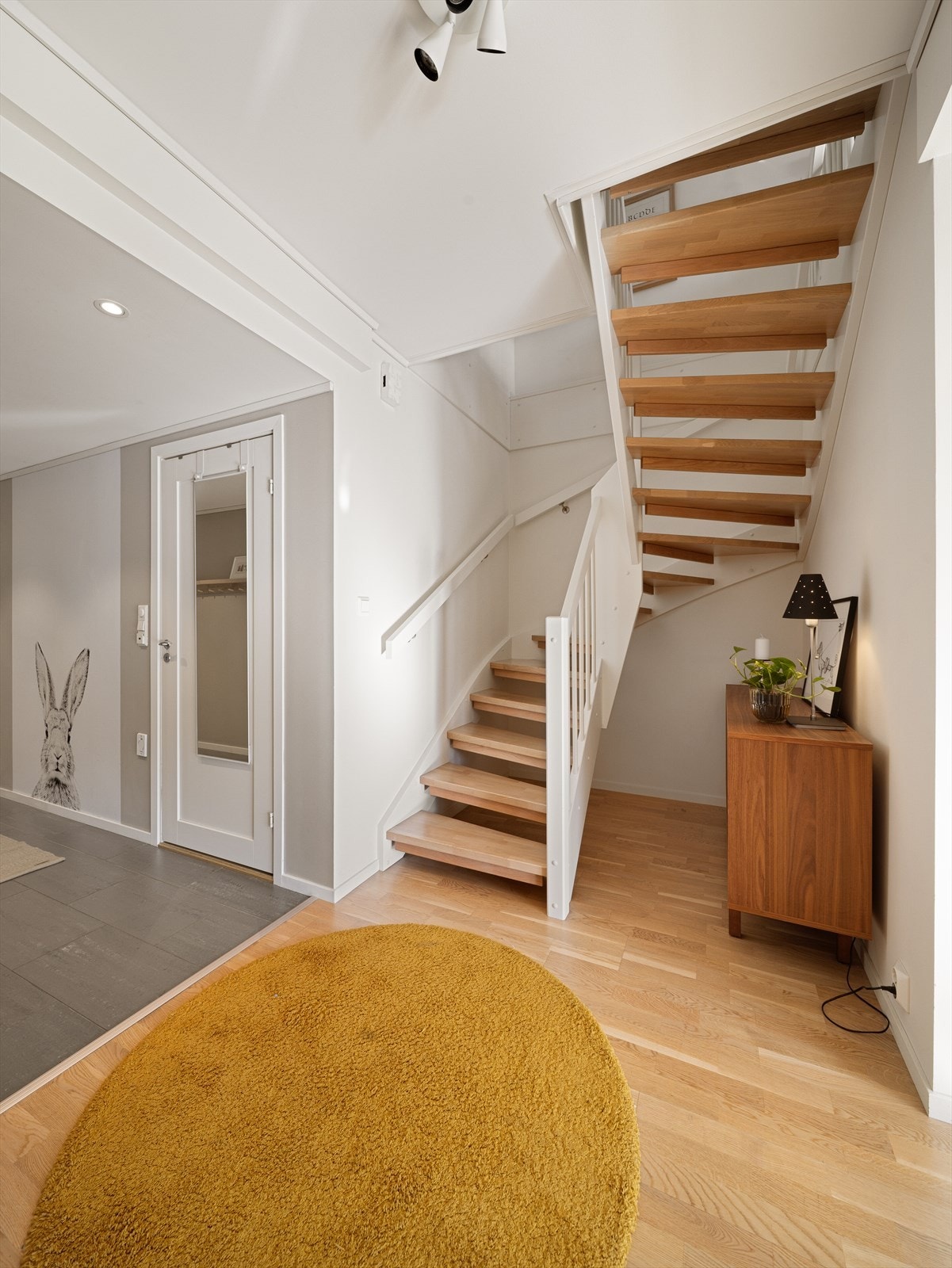 Da går veien videre opp i 2. etasje... Galleribilde