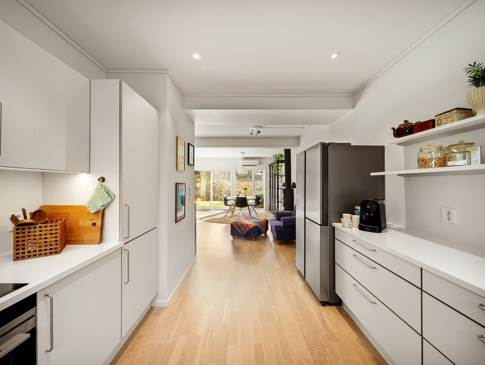 Det er integrert komfyr/platetopp og oppvaskmaskin. Kjøl/frys (frittstående) medfølger ikke. Galleribilde