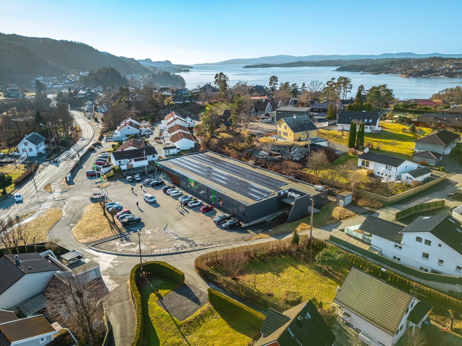 Nærområde - Det er to dagligvarebutikker innenfor kort gangavstand (Kiwi og Extra). Galleribilde