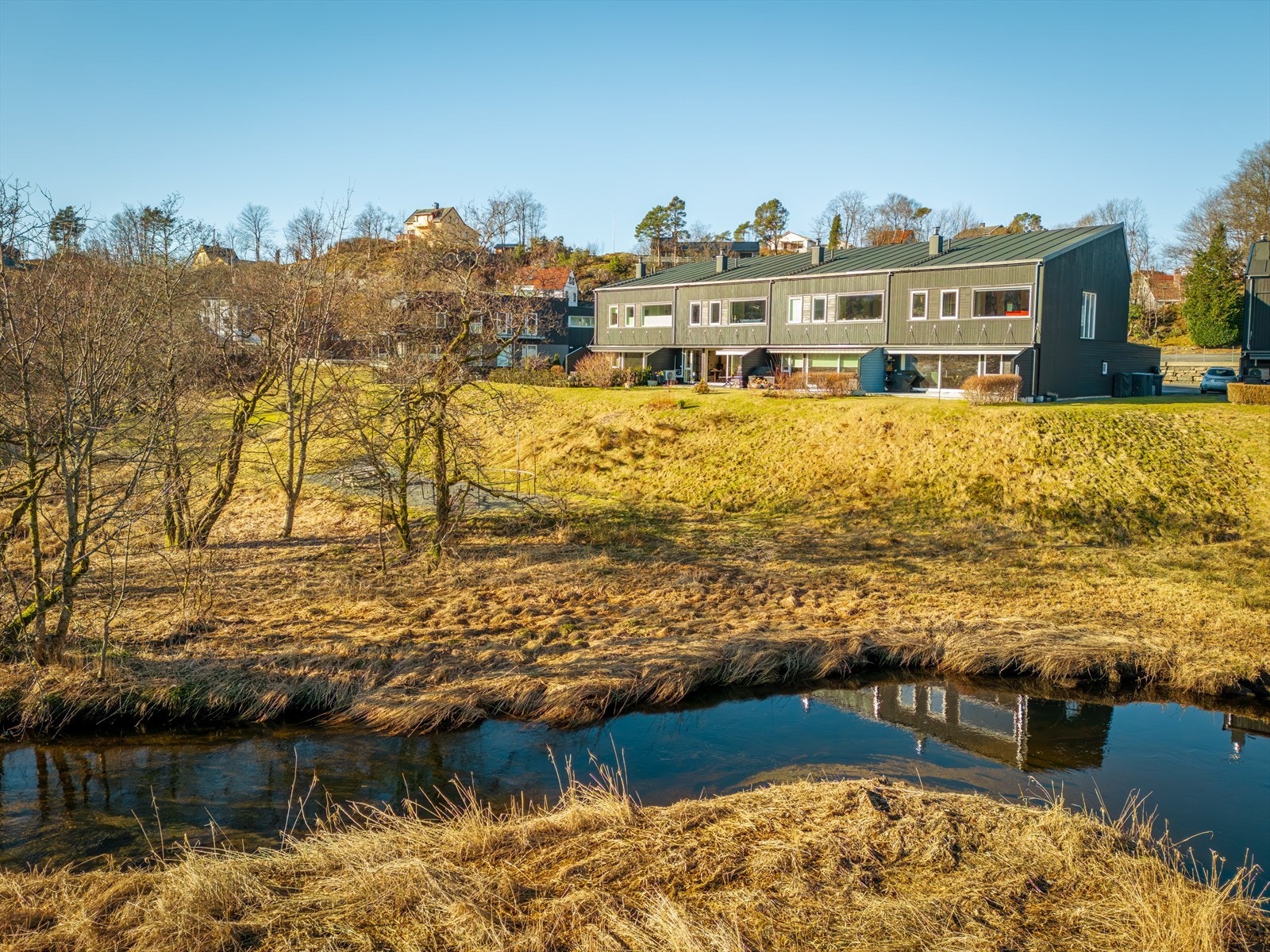 Sameiet grenser til den idylliske Fanaelven. Galleribilde