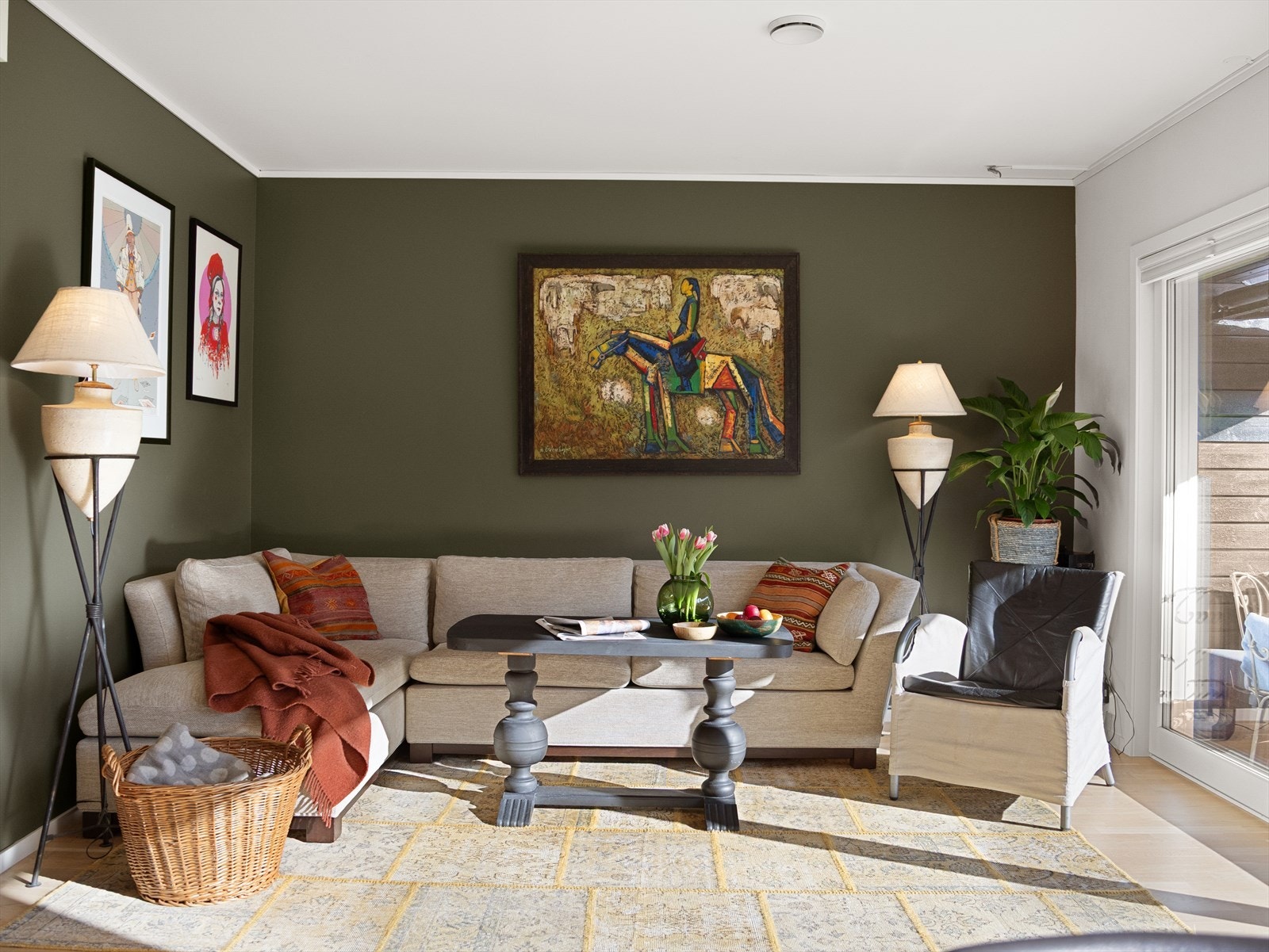 Koselig stue med god plass til både sofagruppe og spiseavdeling. Galleribilde