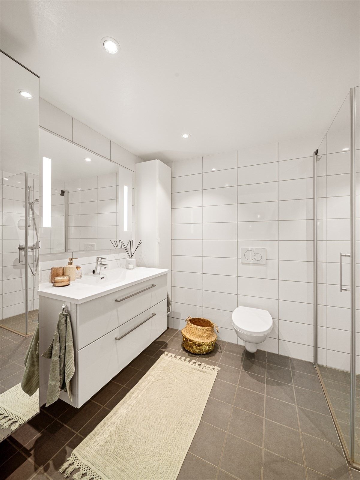 Mye skap- og skuffeplass i stor baderomsinnredning. Galleribilde