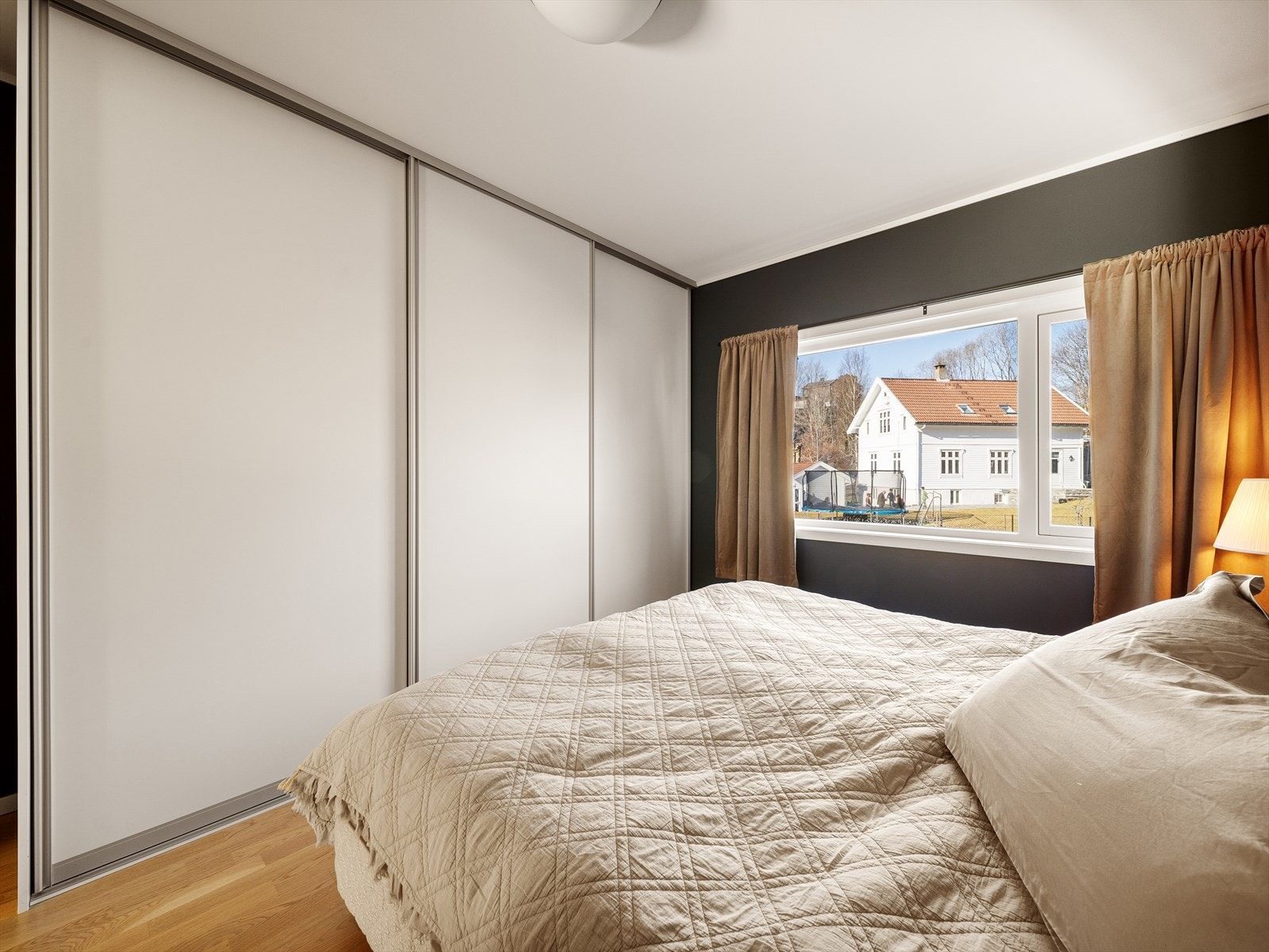 Stor skyvedørsgarderobe. Galleribilde