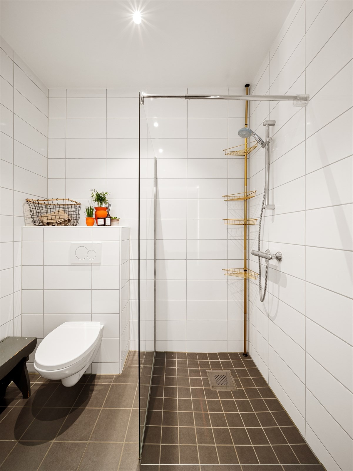 Vegghengt toalett og dusjhjørne med glassvegg. Galleribilde