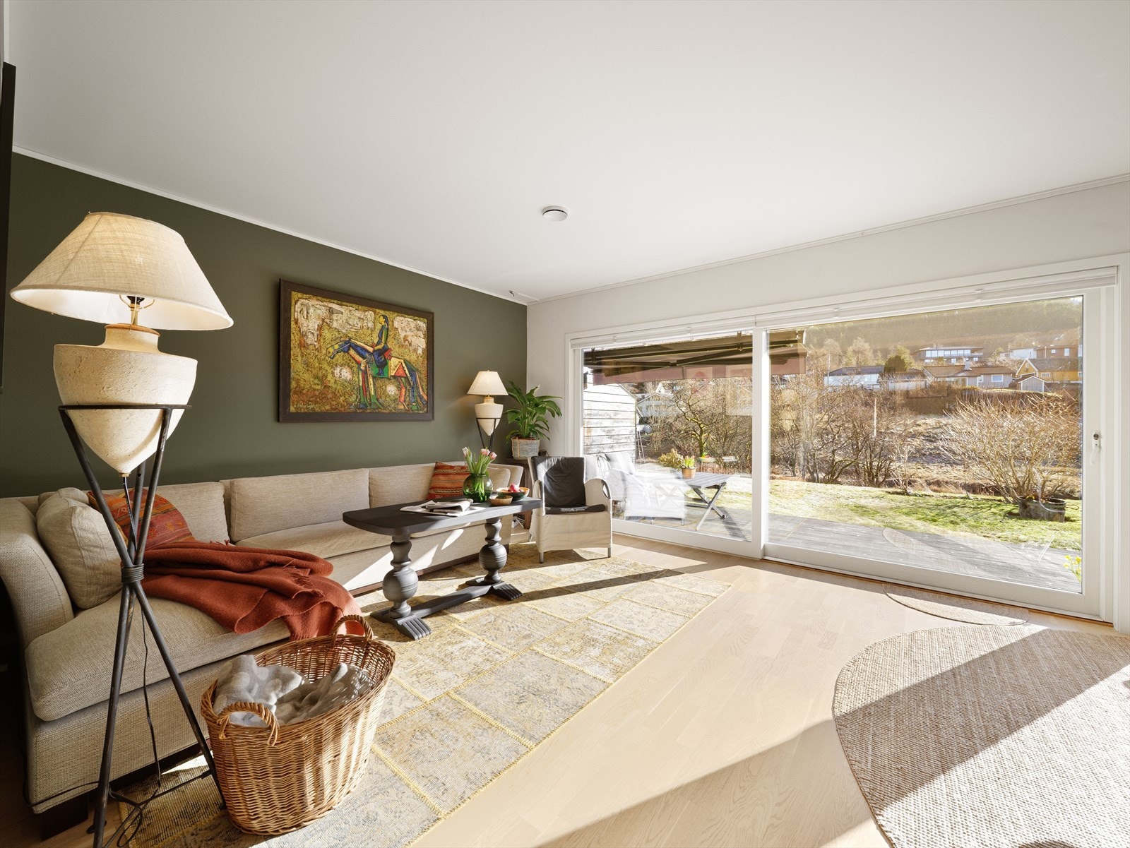 Legg merke til de store vindusflatene som sikrer mye dagslys! Galleribilde