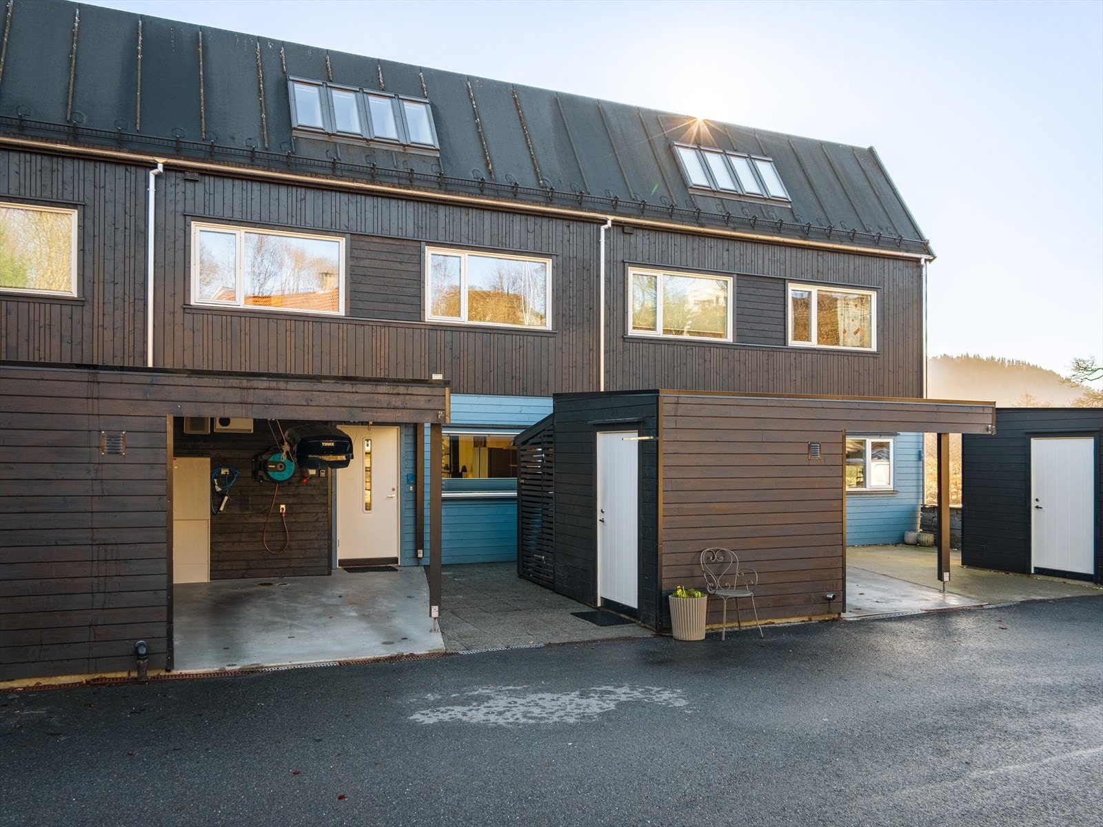 Carport og bod ved inngangsparti. Galleribilde