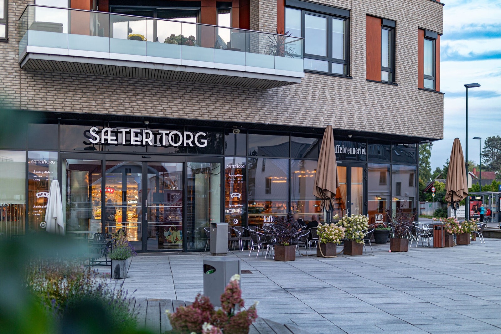 Sæter torg er et populært samlingspunkt i bydelen, heller ikke langt unna. Galleribilde