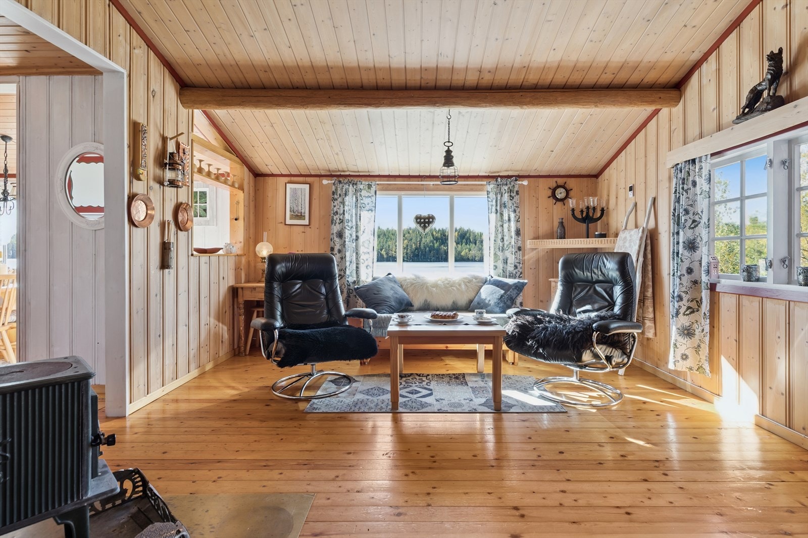 Stuen har god plass til flere sittegrupper, og her kan den vakre utsikten nytes Galleribilde