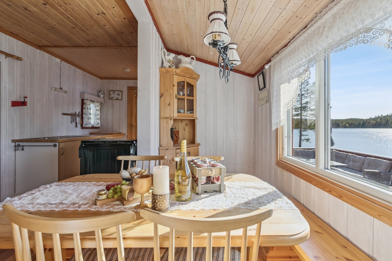 Fra spiseplassen er det åpen løsning inn mot kjøkkenet. Galleribilde