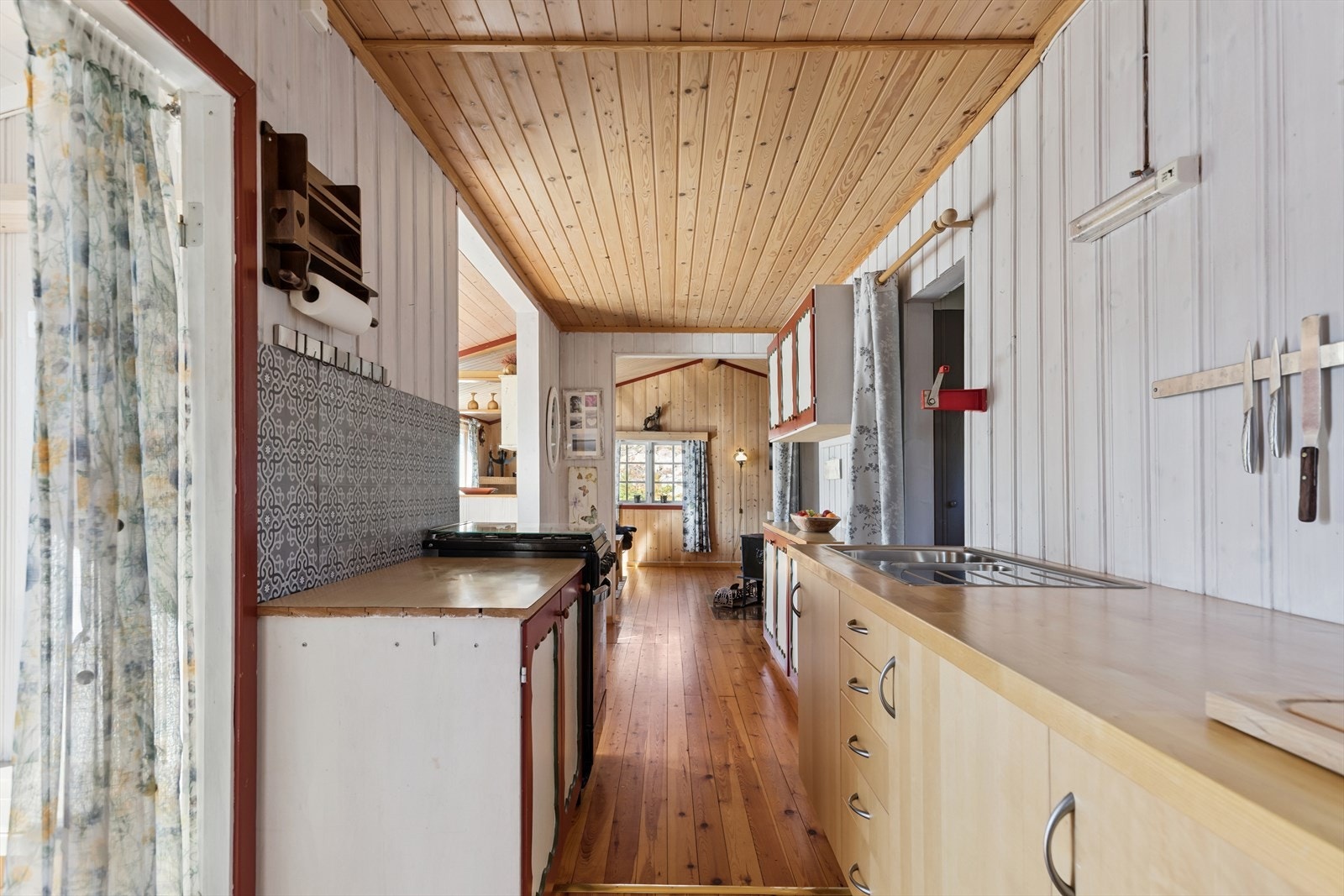 Kjøkkenet er praktisk innredet med en kombinasjon av benkeplater i tre og laminat. Galleribilde