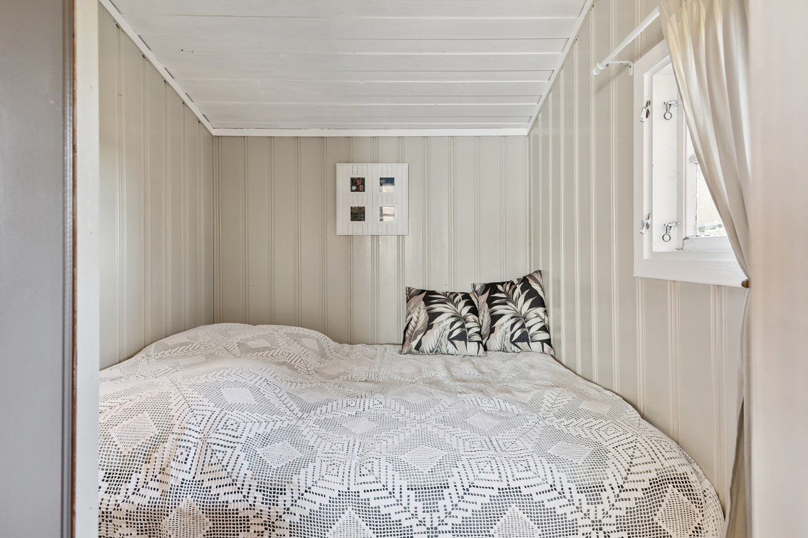 Hytta har to soverom. På dette rommet er det plass til en dobbeltseng. Galleribilde