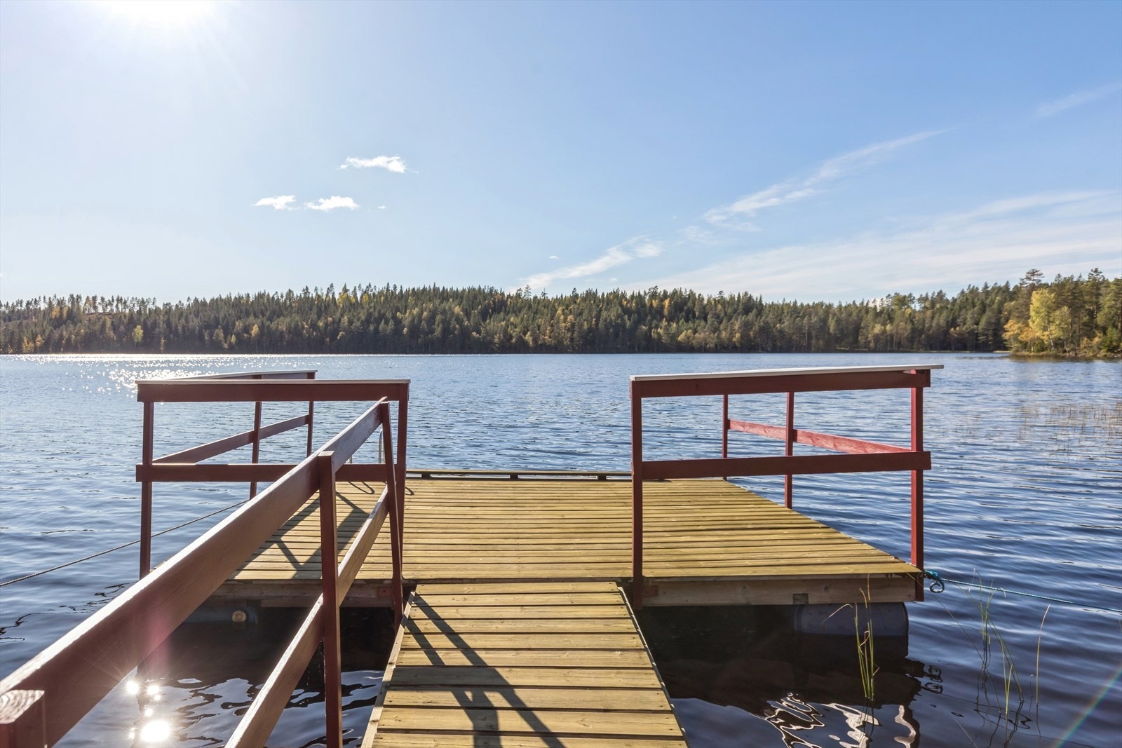 En solid flytebrygge gir enkel tilgang til bading og båtliv. Galleribilde