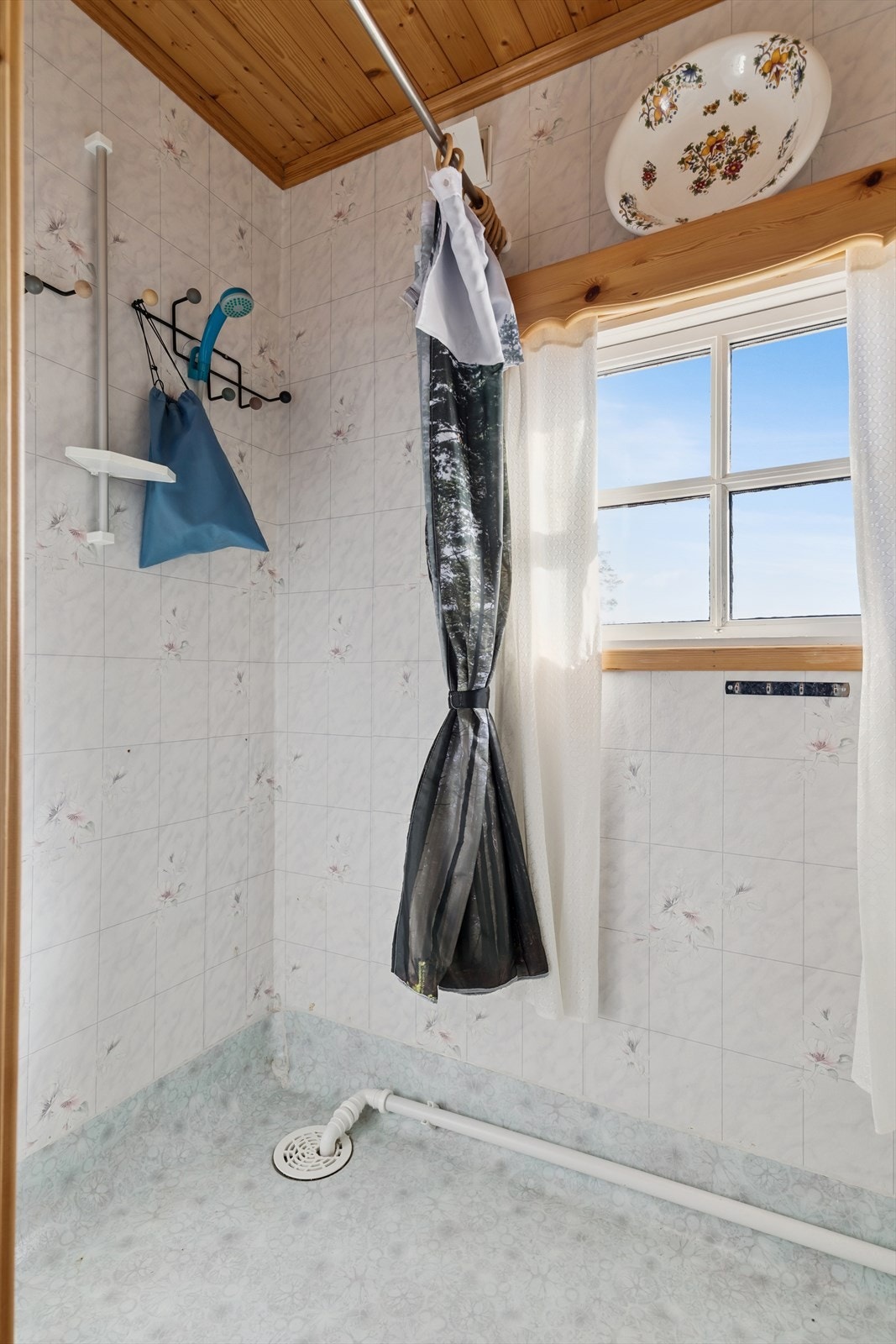 Rommet har sluk av plast med klemring i gulvet og naturlig ventilasjon. Galleribilde