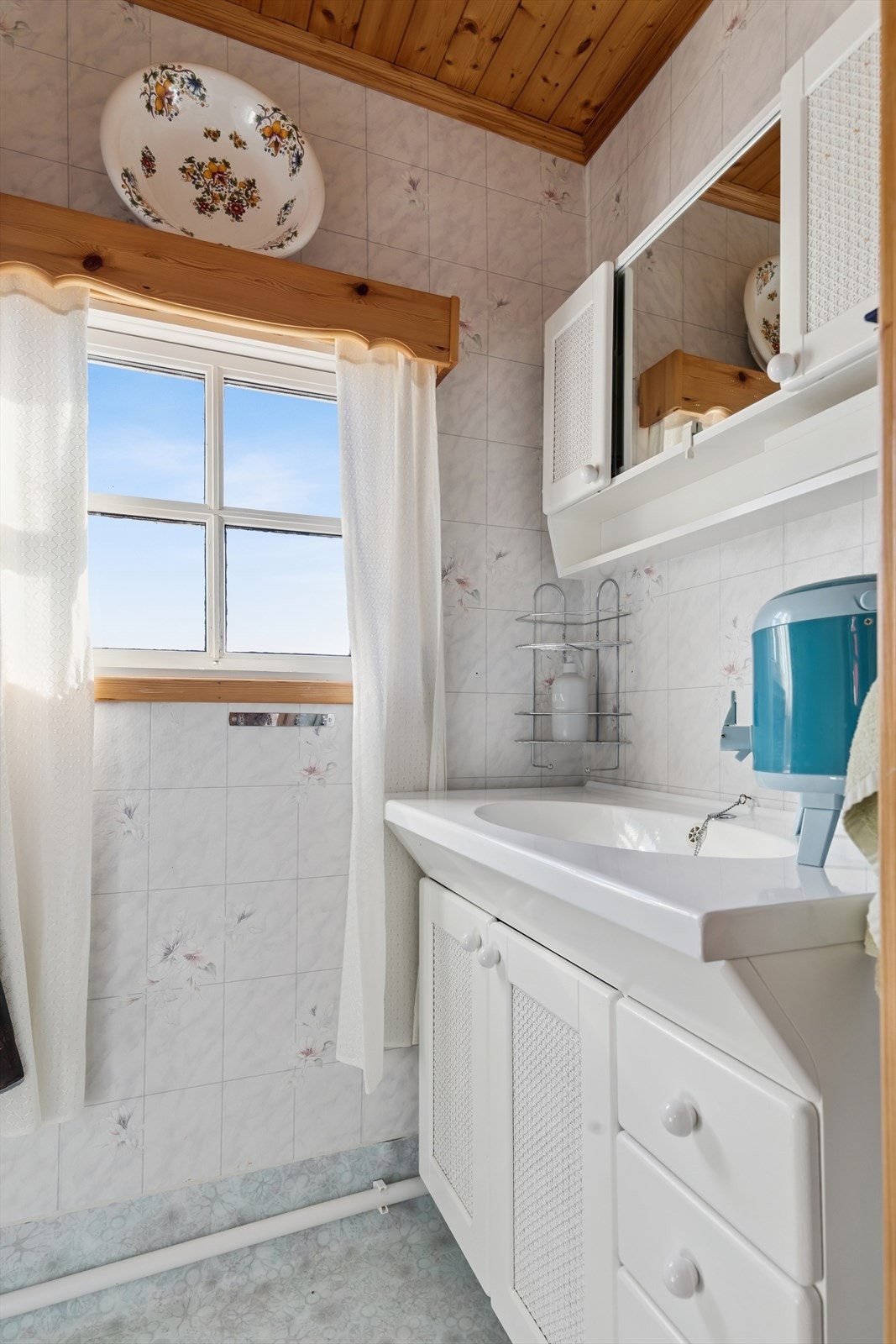 Badet er enkelt innredet med servantmøbel, speilskap og gulvbelegg. Ikke montert kraner tilknyttet vann. Galleribilde