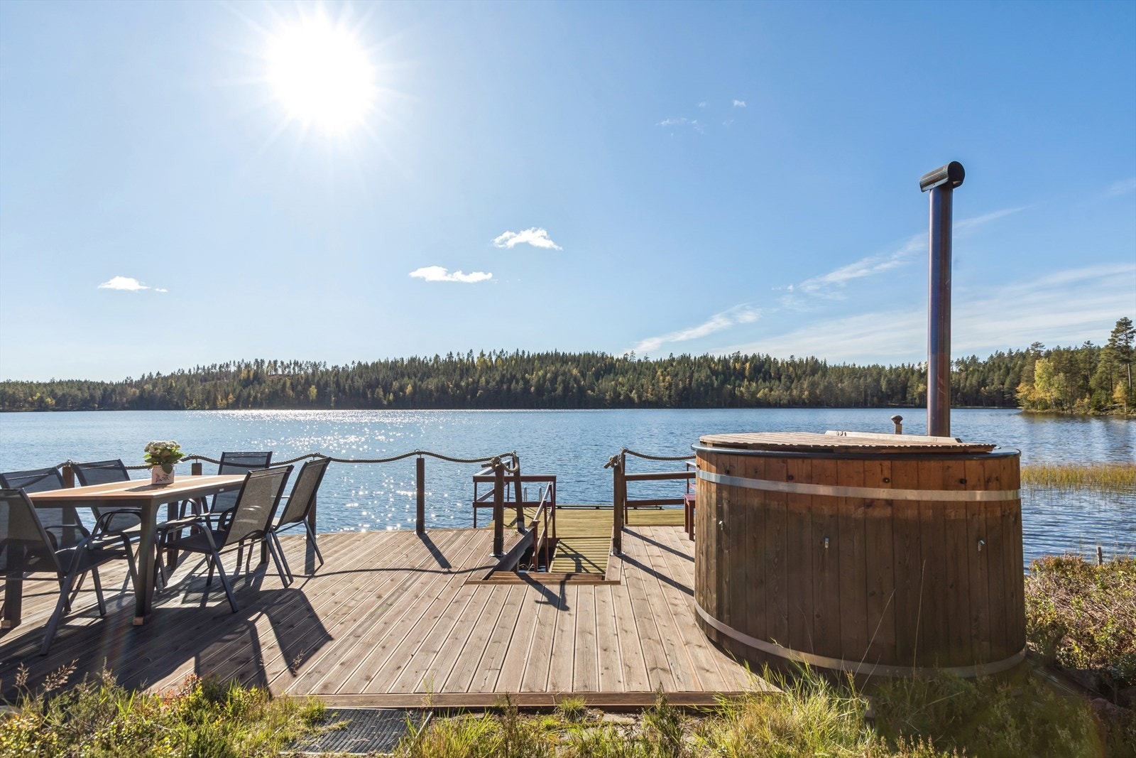 Plattingen fra 2017 inkluderer en vedfyrt badestamp for avslapning ved vannkanten. Galleribilde