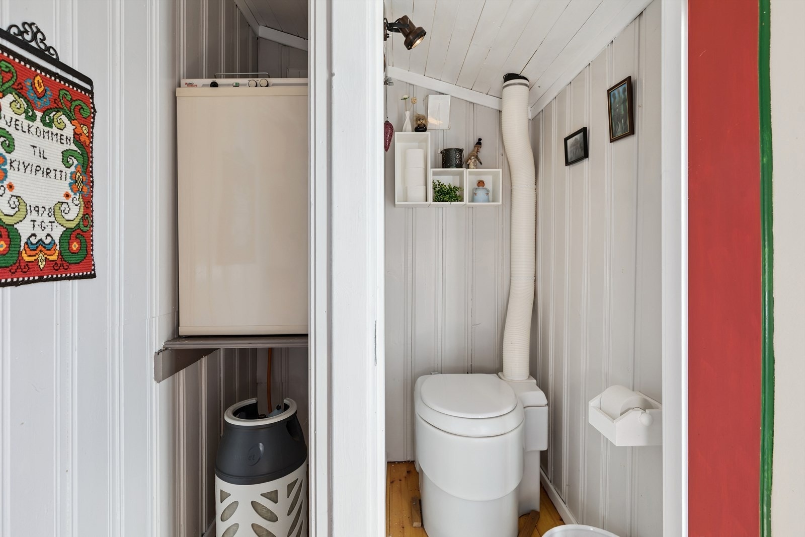 Hytta har et eget toalettrom med mulldo. Kjøleskapet drives av gass og er plassert i entréen. Galleribilde