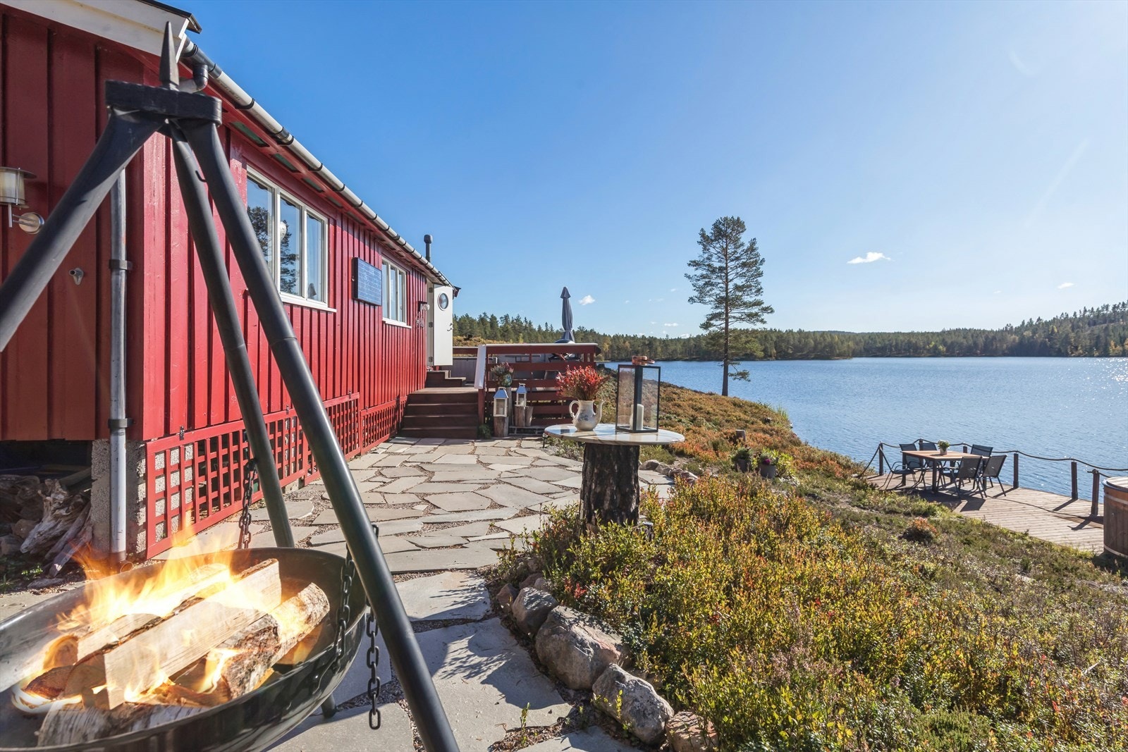 En idyllisk fritidseiendom med egen strandlinje, brygge og usjenert beliggenhet ved vannet. Galleribilde