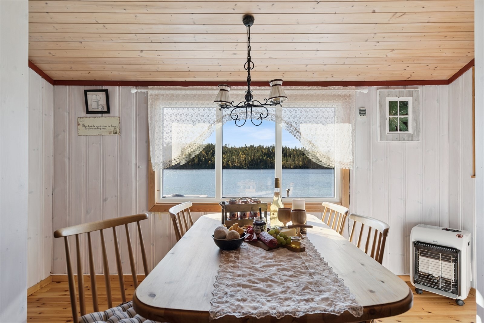 Spiseplassen er plassert foran et stort vindu med direkte utsikt over vannet. Galleribilde