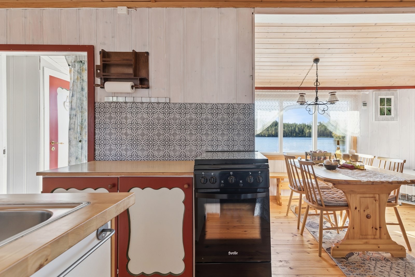 En frittstående gasskomfyr gjør matlagingen enkel og effektiv, uavhengig av strøm. Galleribilde