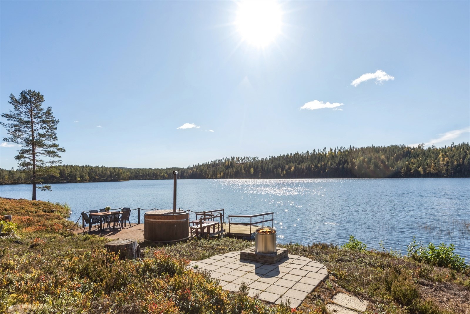 Området foran hytta er hellelagt med skiferstein og har en hyggelig bålplass. Galleribilde
