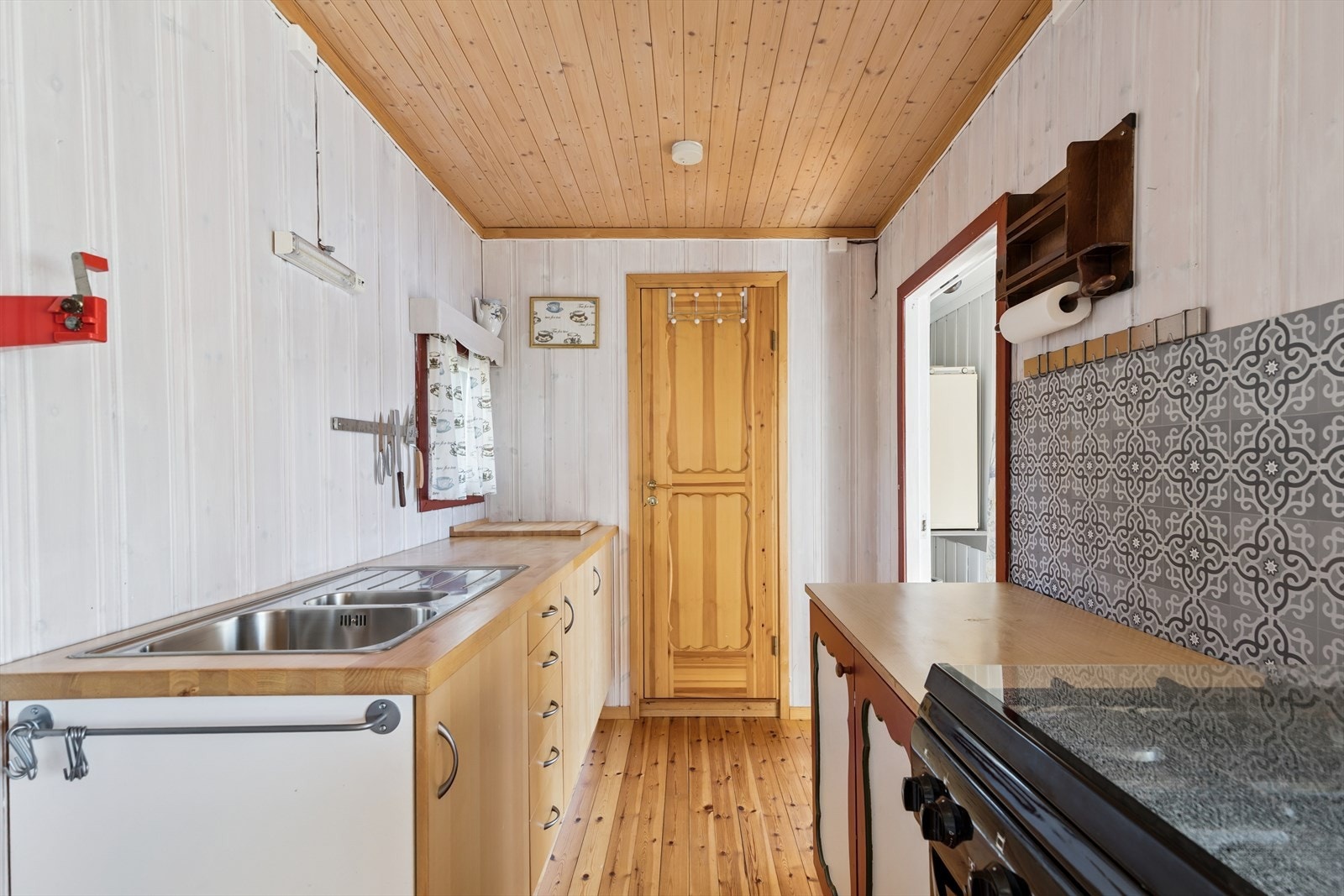 Innredningen har en vask i rustfritt stål og smarte oppbevaringsløsninger. Ikke montert kraner tilknyttet vann. Galleribilde