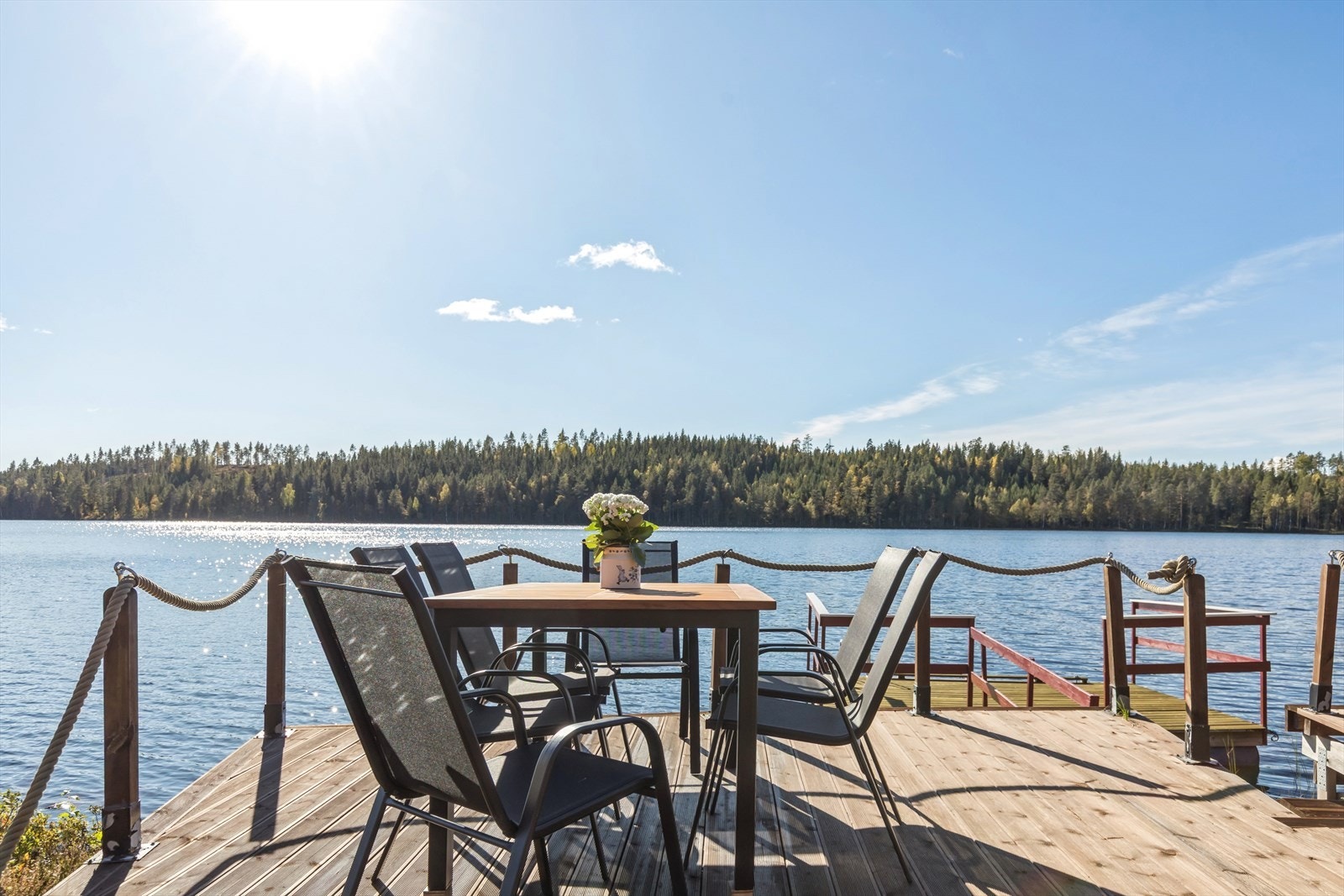 Bryggen har god plass til en sittegruppe for å nyte dagene ved vannet. Galleribilde