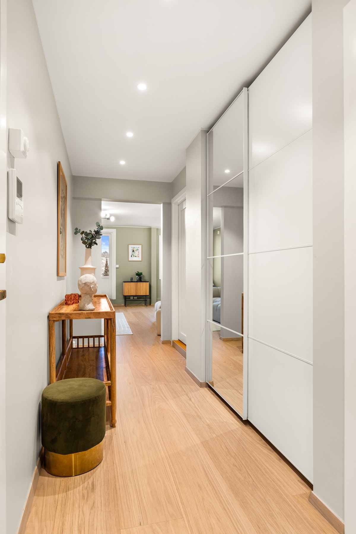 Skyvedørsgarderobe i entréen Galleribilde