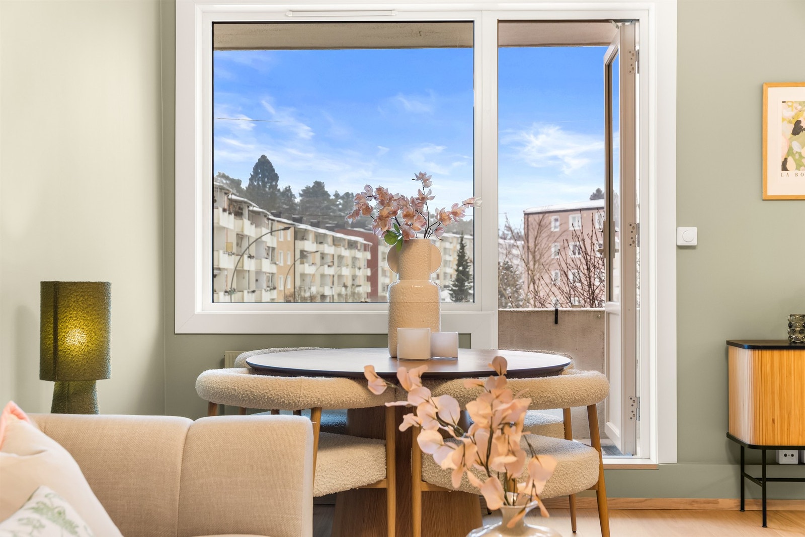 Fra stuen er det utgang til balkongen Galleribilde