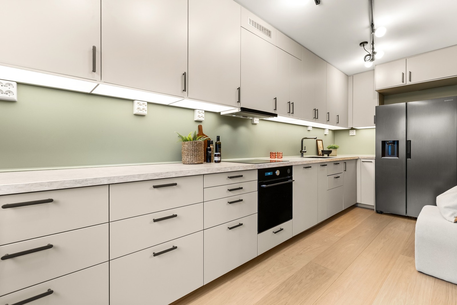 Pent kjøkken fra 2024 med integrerte hvitevarer Galleribilde