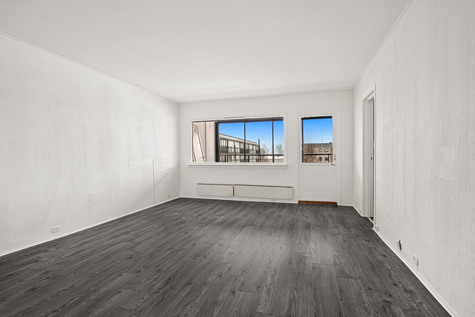 Stuen er et lyst og åpent rom med direkte utgang til den innglassede balkongen. Galleribilde