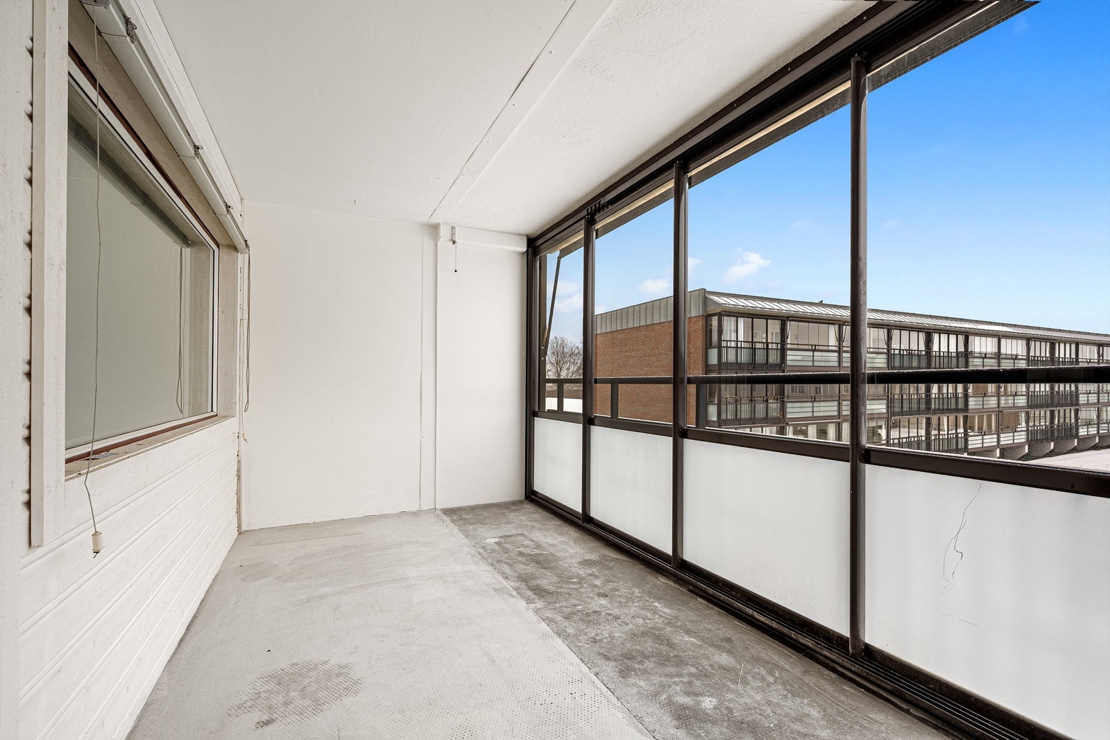 Den store, innglassede balkongen på 22 m² fungerer som en forlengelse av stuen store deler av året. Galleribilde