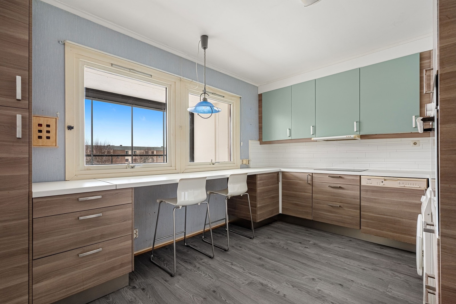 Praktisk kjøkken fra Ikea med god benkeplass Galleribilde