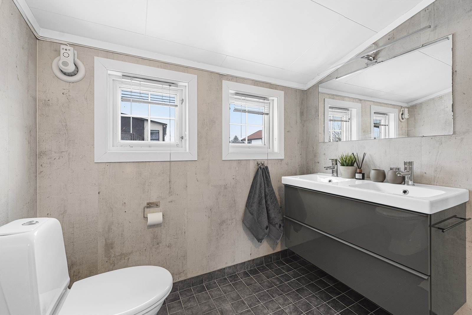 Lyst og pent baderom fra 2018. Galleribilde