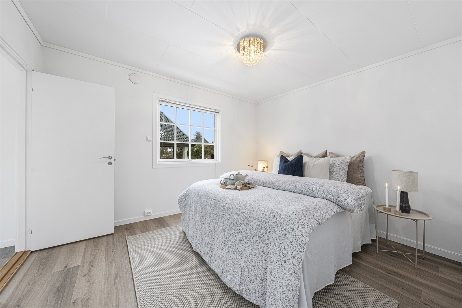 Soverommet i hovedetasjen er av god størrelse, og lar seg enkelt innrede med dobbeltseng og nattbord på begge sider. Galleribilde