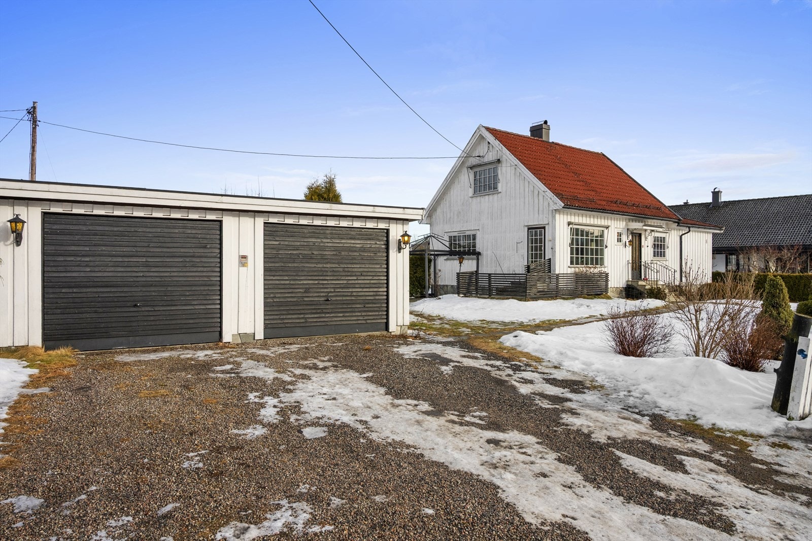 Boligen har dobbel garasje med bod. Galleribilde