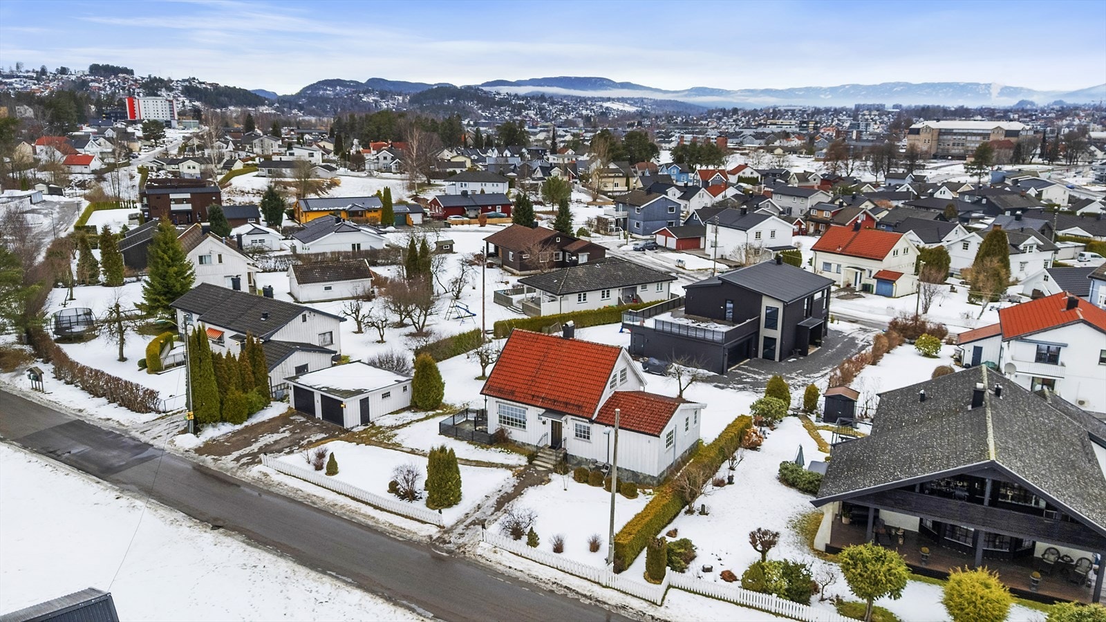 Her bor man i et etablert og rolig område, med kort avstand til skoler, barnehager, offentlig transport, dagligvare m.m. Galleribilde