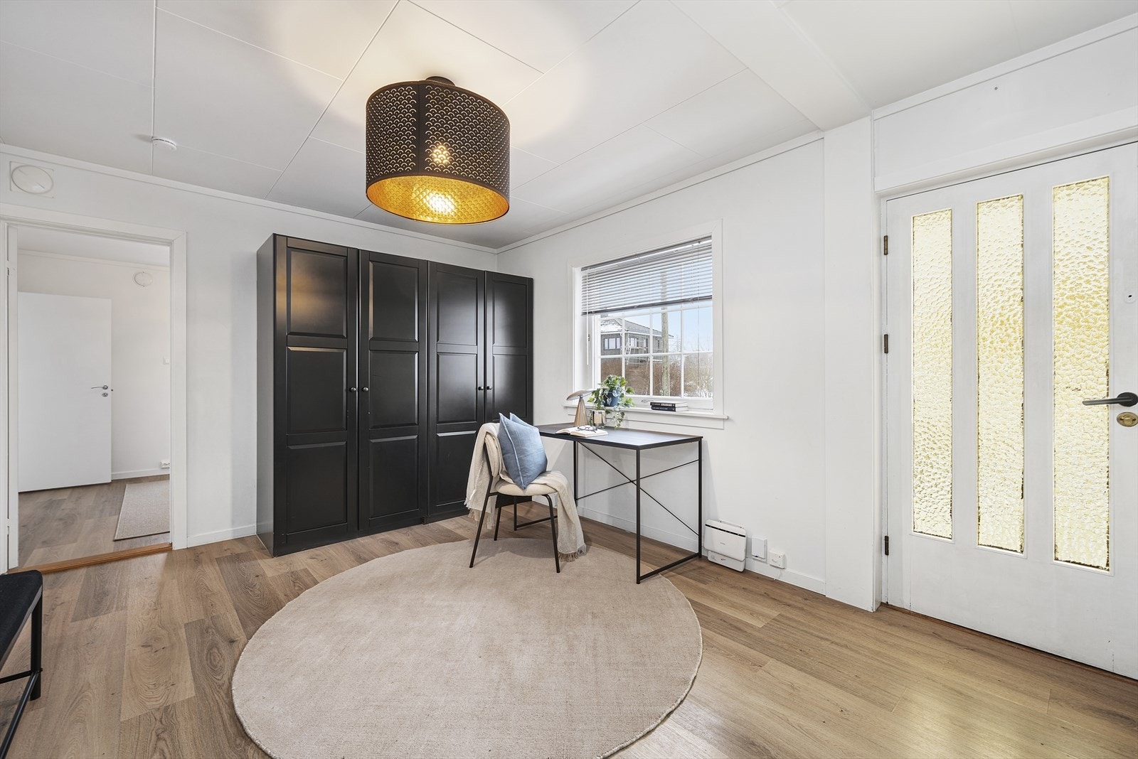 Romslig entrè/hall med gode oppbevaring og innredningsmuligheter. Galleribilde