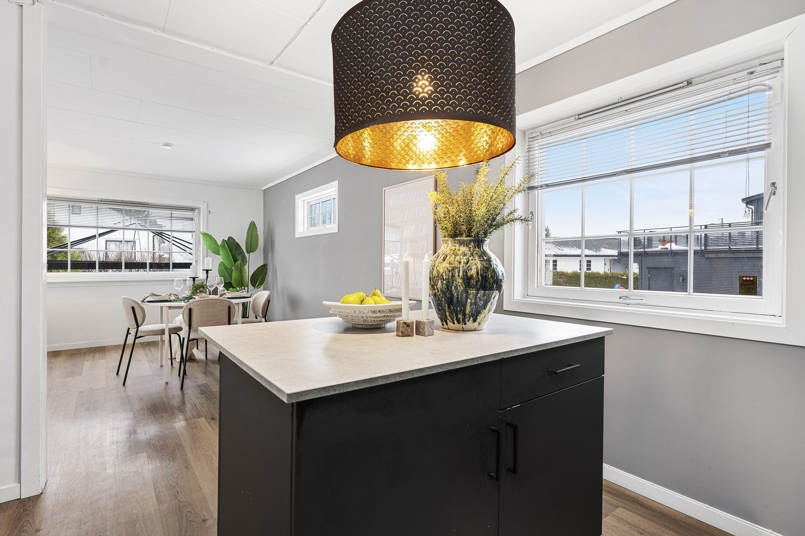 Kjøkkenet ligger i en åpen og sosial løsning ut mot spisestuen. Galleribilde