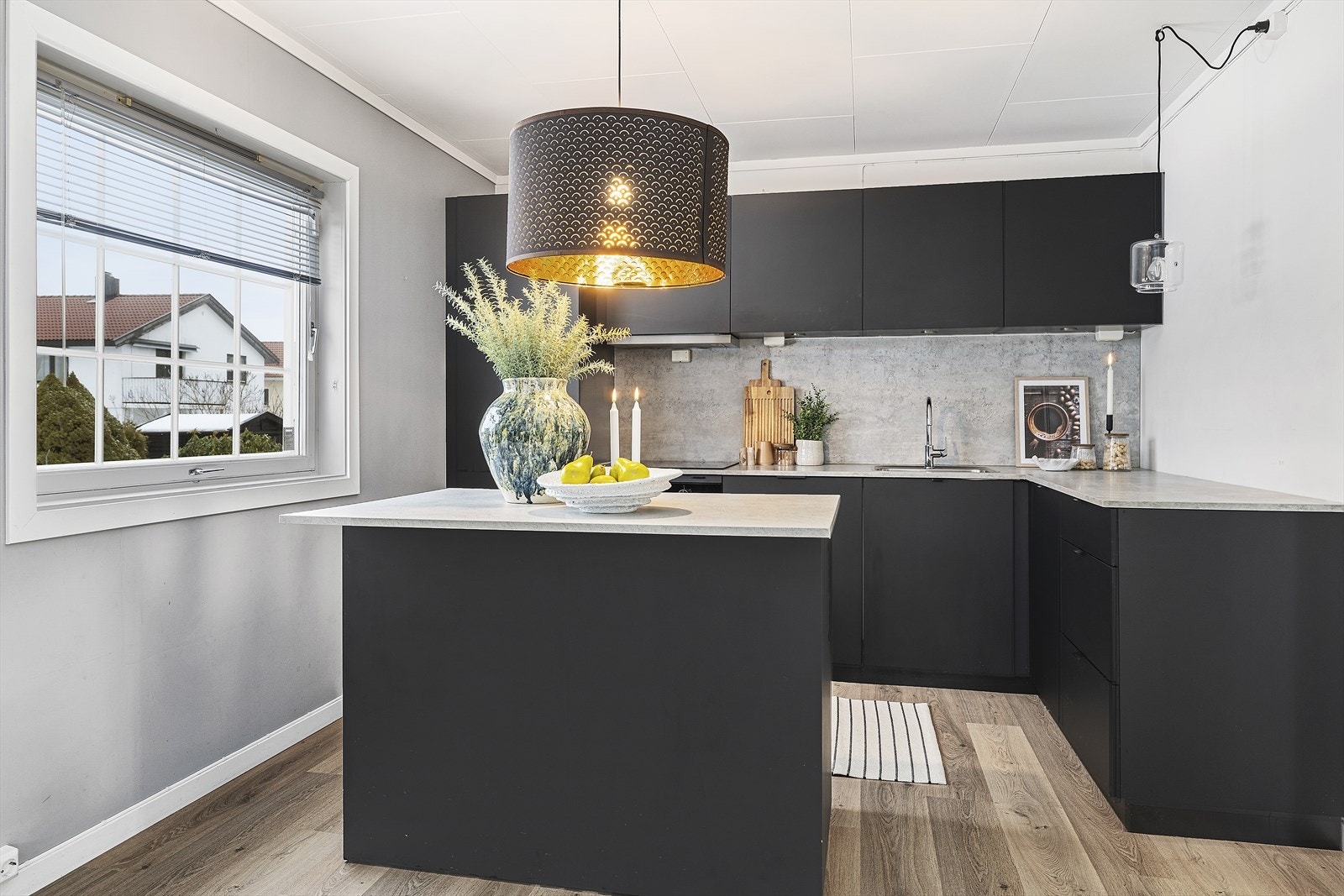 Kjøkkenet byr på en delikat og moderne kjøkkeninnredning fra 2018, med slette fronter og laminert benkeplate. Galleribilde