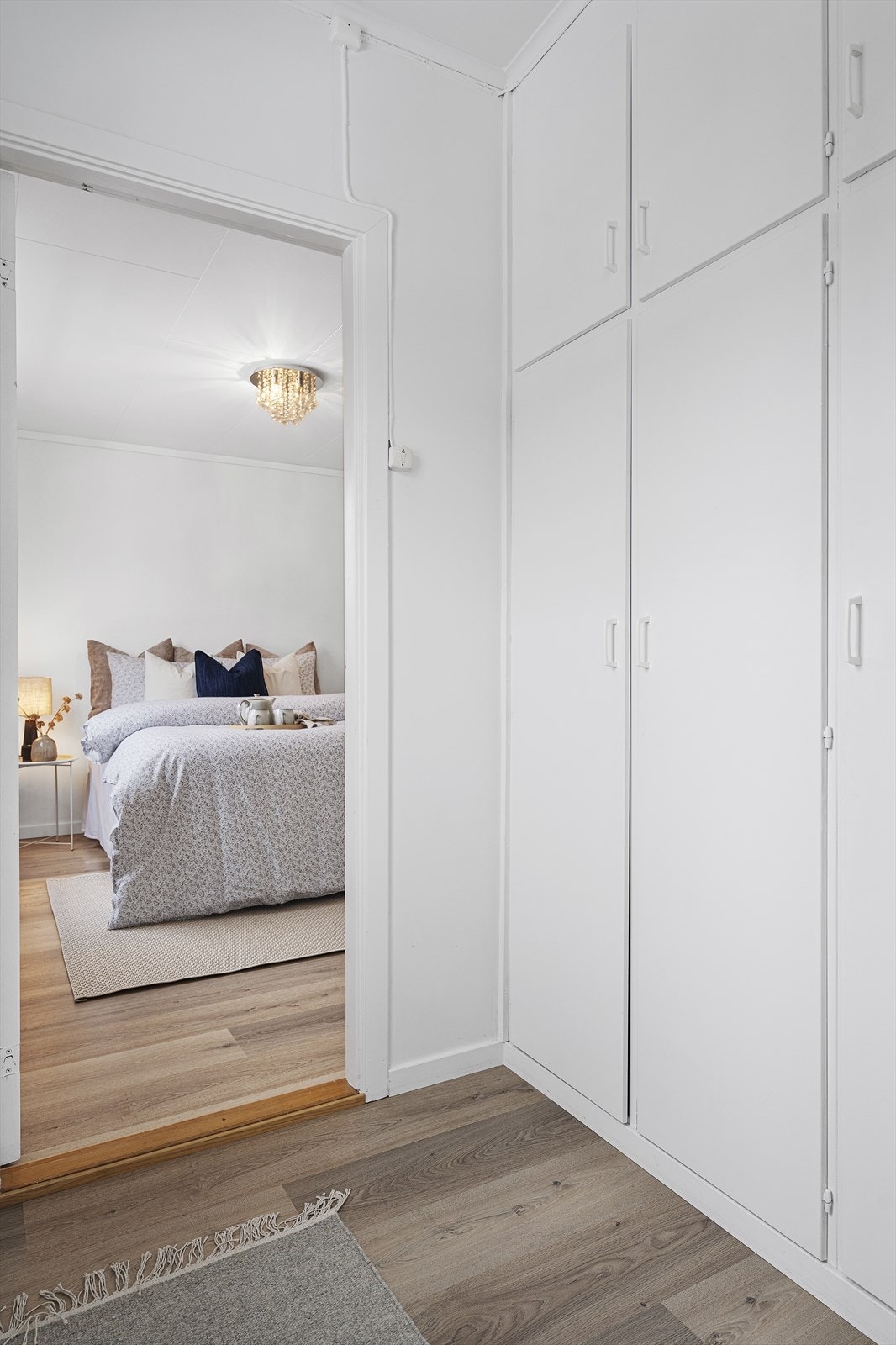 I tilknytning til soverommet er det inngang til gang med plassbygde garderobeskap, som tar deg videre inn til garderoberom/walk-in closet. Galleribilde