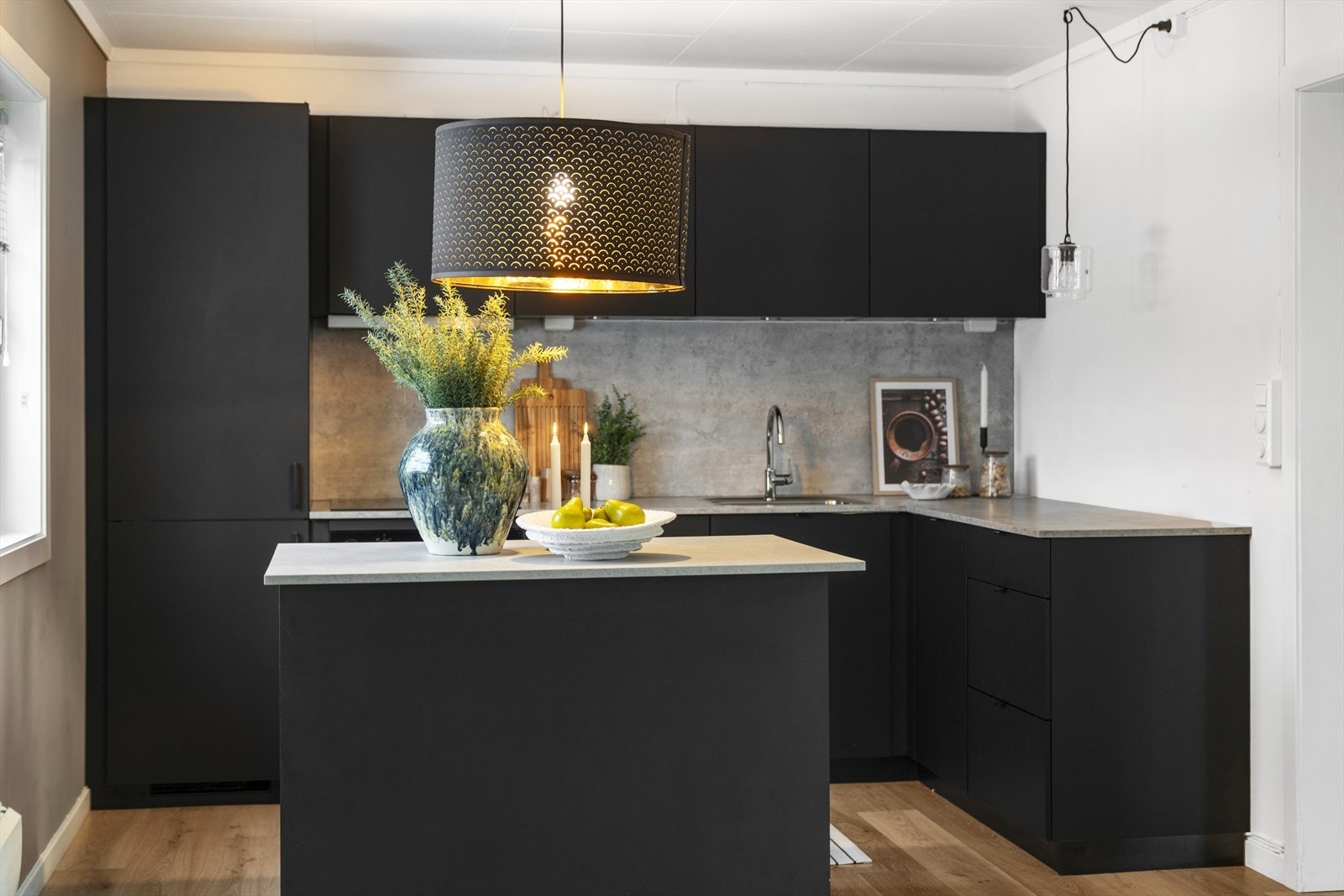 Praktisk kjøkkenøy for ekstra oppbevaring og arbeidsplass. Integrerte hvitevarer som medfølger: komfyr, platetopp, kjøl-/fryseskap og oppvaskmaskin. Galleribilde