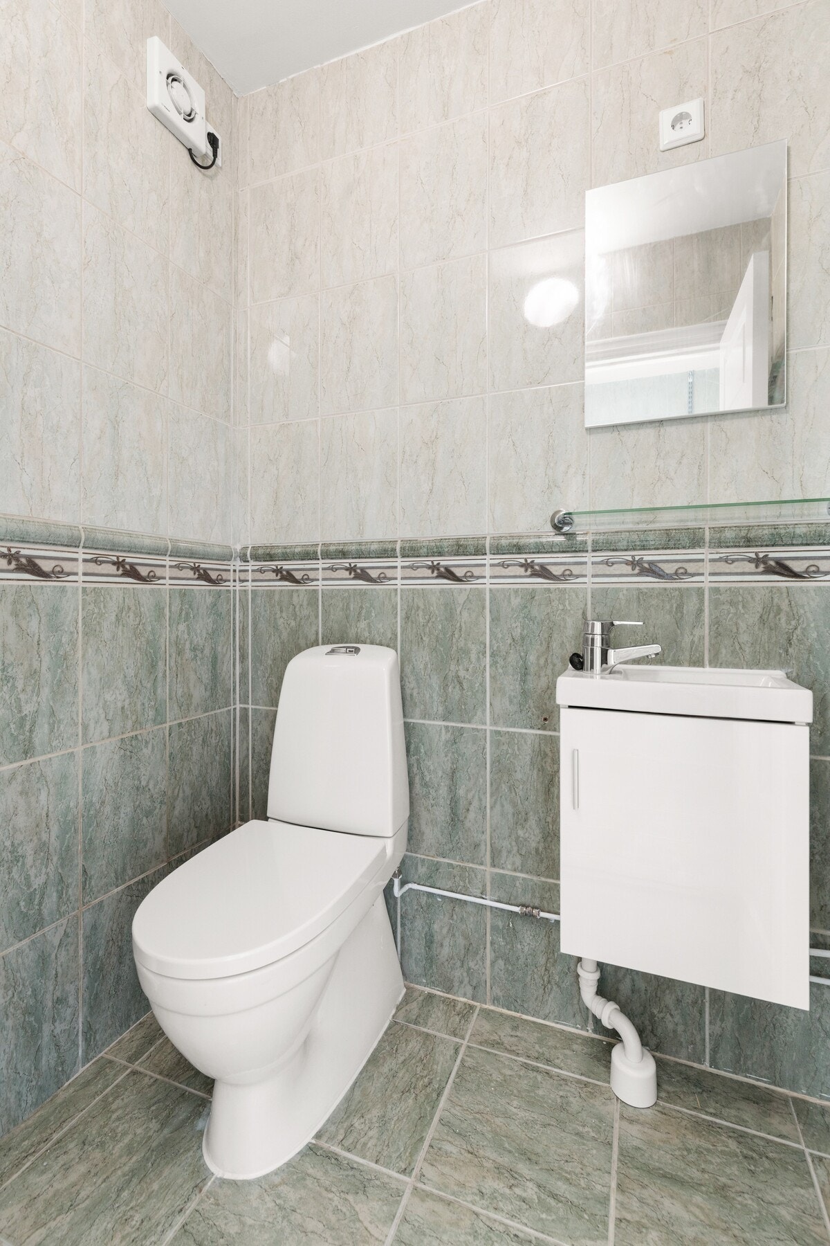 Toalettrom med tilknytning til bad. Galleribilde