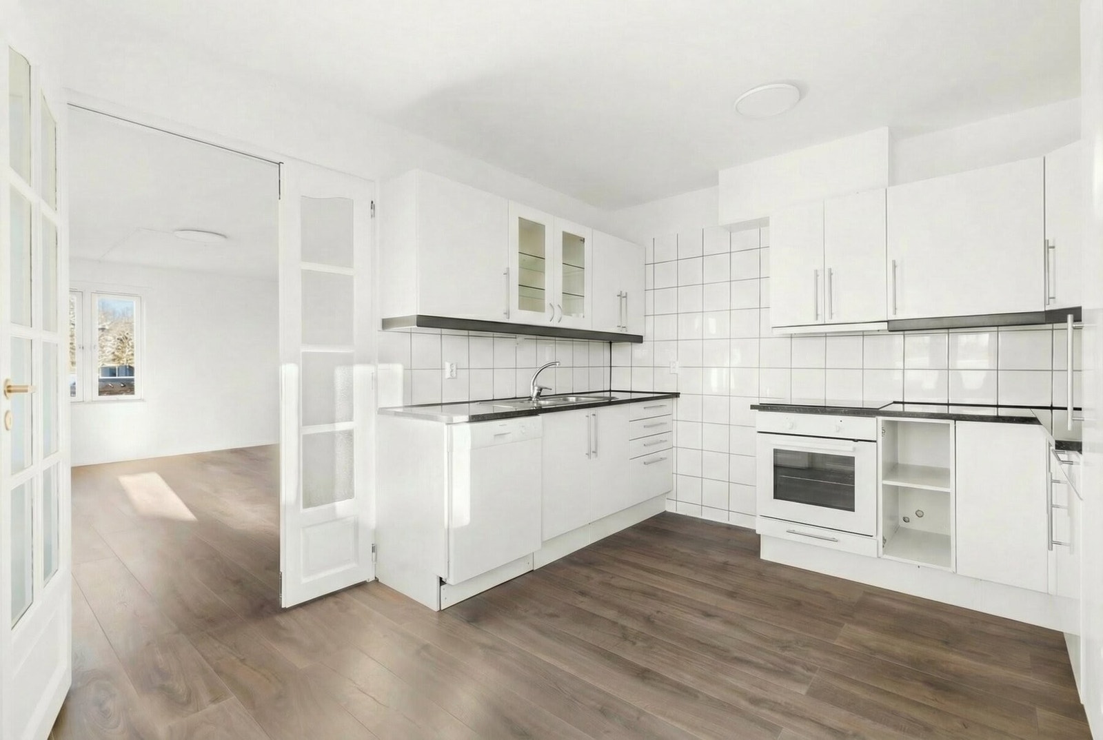 HTH kjøkkeninnredning med glatte fronter og laminat benkeplater. (Ovn/komfyr og oppvaskmaskin er lagt inn ved hjelp AI - medfølger ikke) Galleribilde