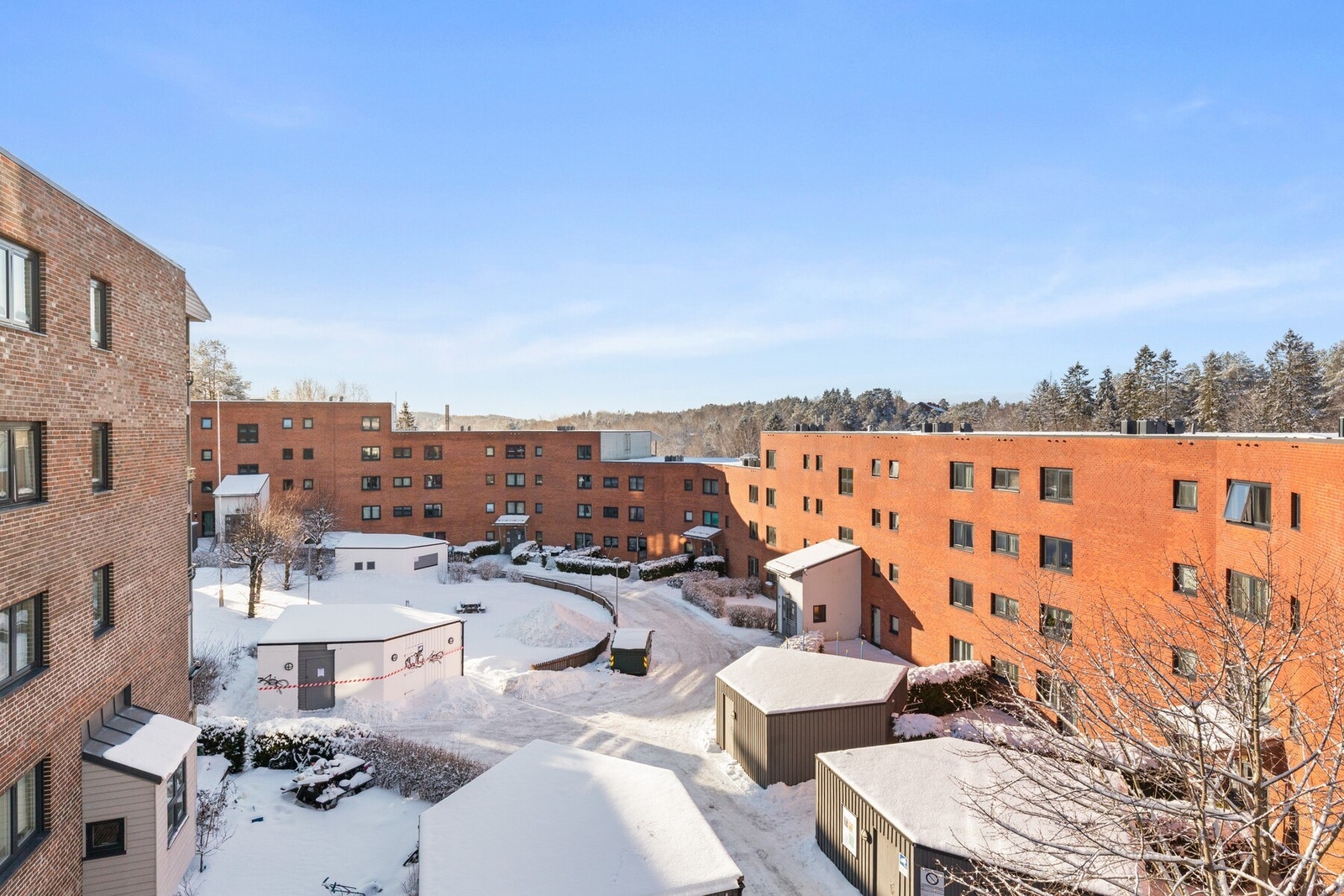 En romslig og innholdsrik 3-roms selveier beliggende sentralt til med umiddelbar nærhet til fasiliteter og servicetilbud på Holmlia senter etc. Galleribilde