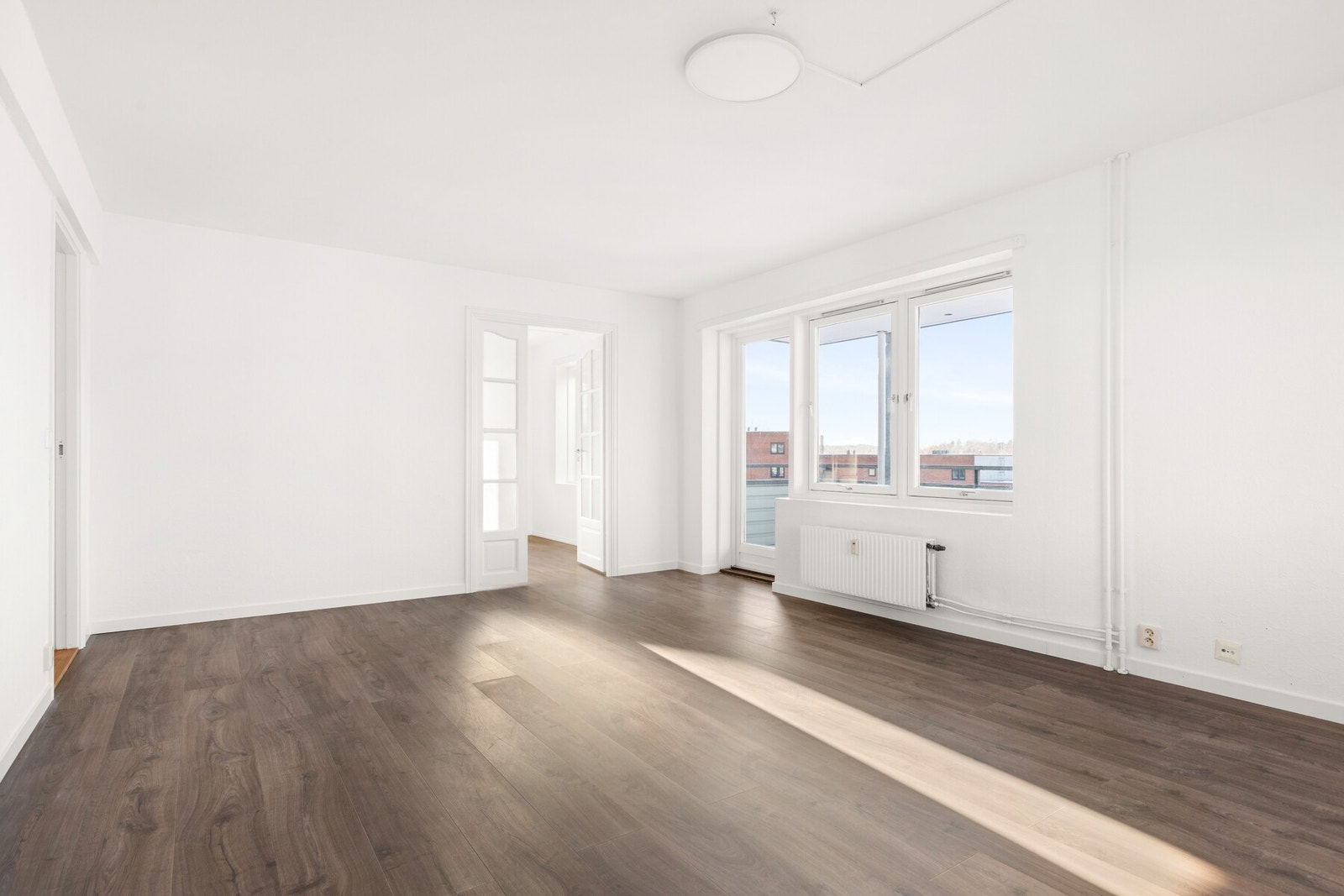 Store vindusflater tilfører stuen rikelig med naturlig lys og gir en god romfølelse. Galleribilde