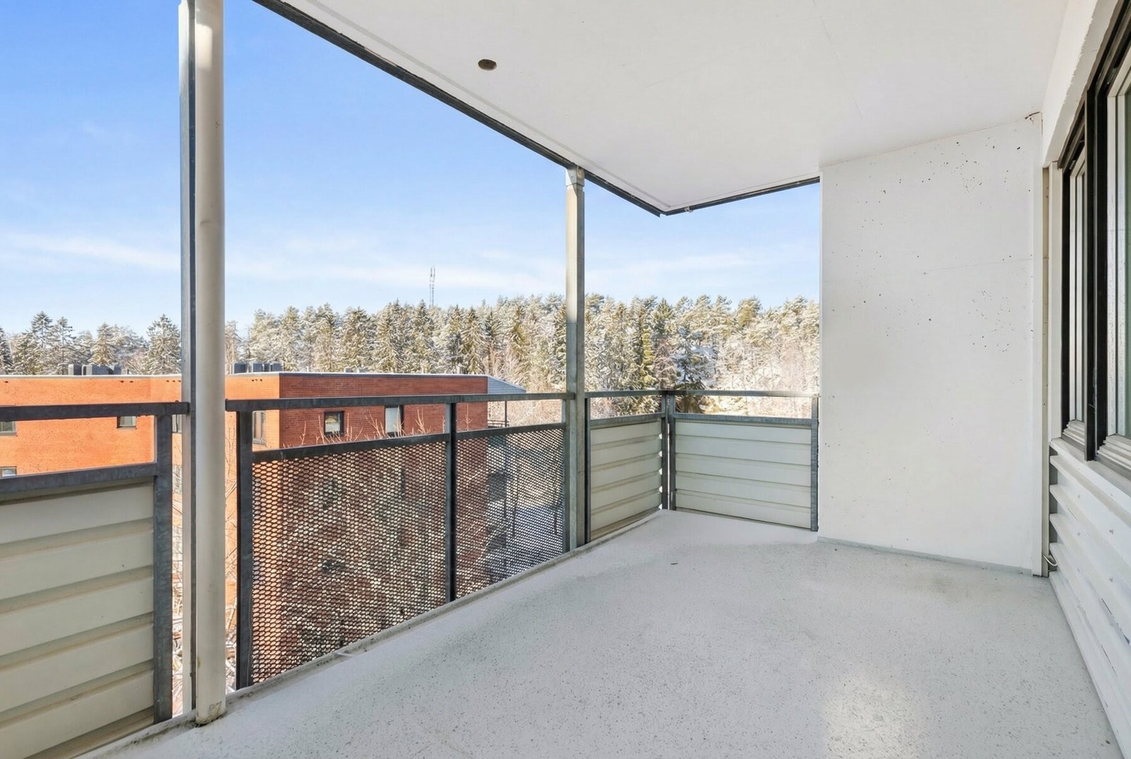 Fra stuen har du utgang til balkong målt til ca 10 kvm, som utgjør en herlig forlengelse av boarealet på godværsdager. Galleribilde