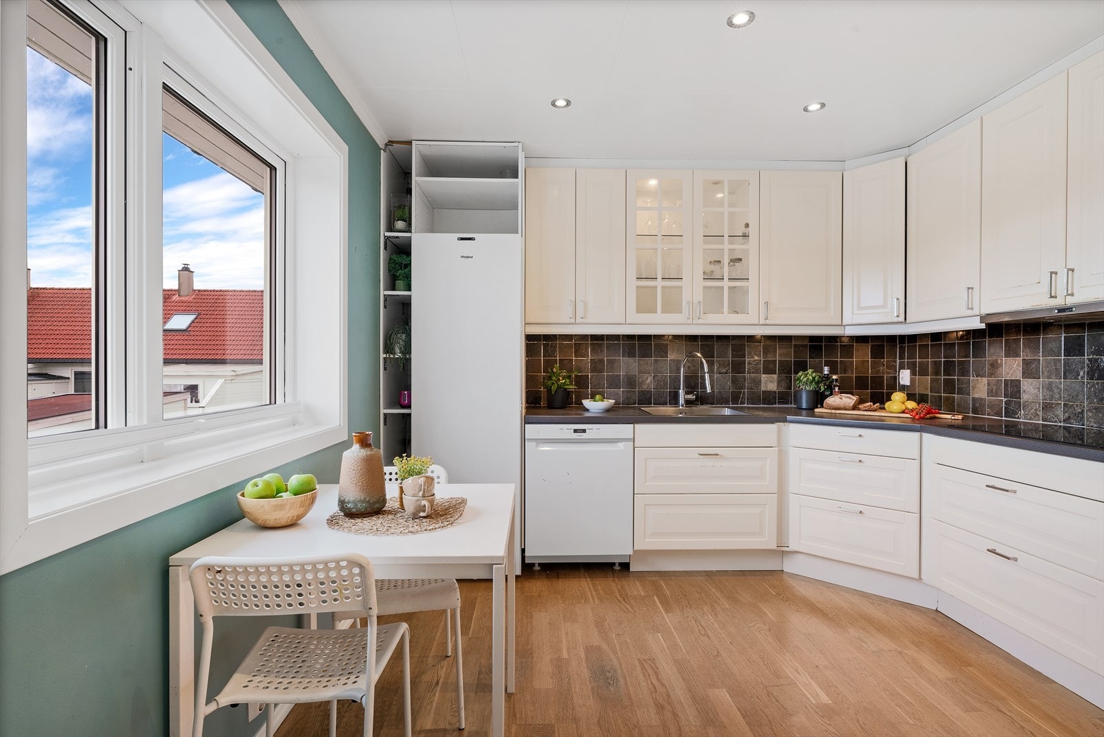 - En klassisk kjøkkeninnredning fra IKEA med profilerte fronter og benkeplate av laminat - Galleribilde