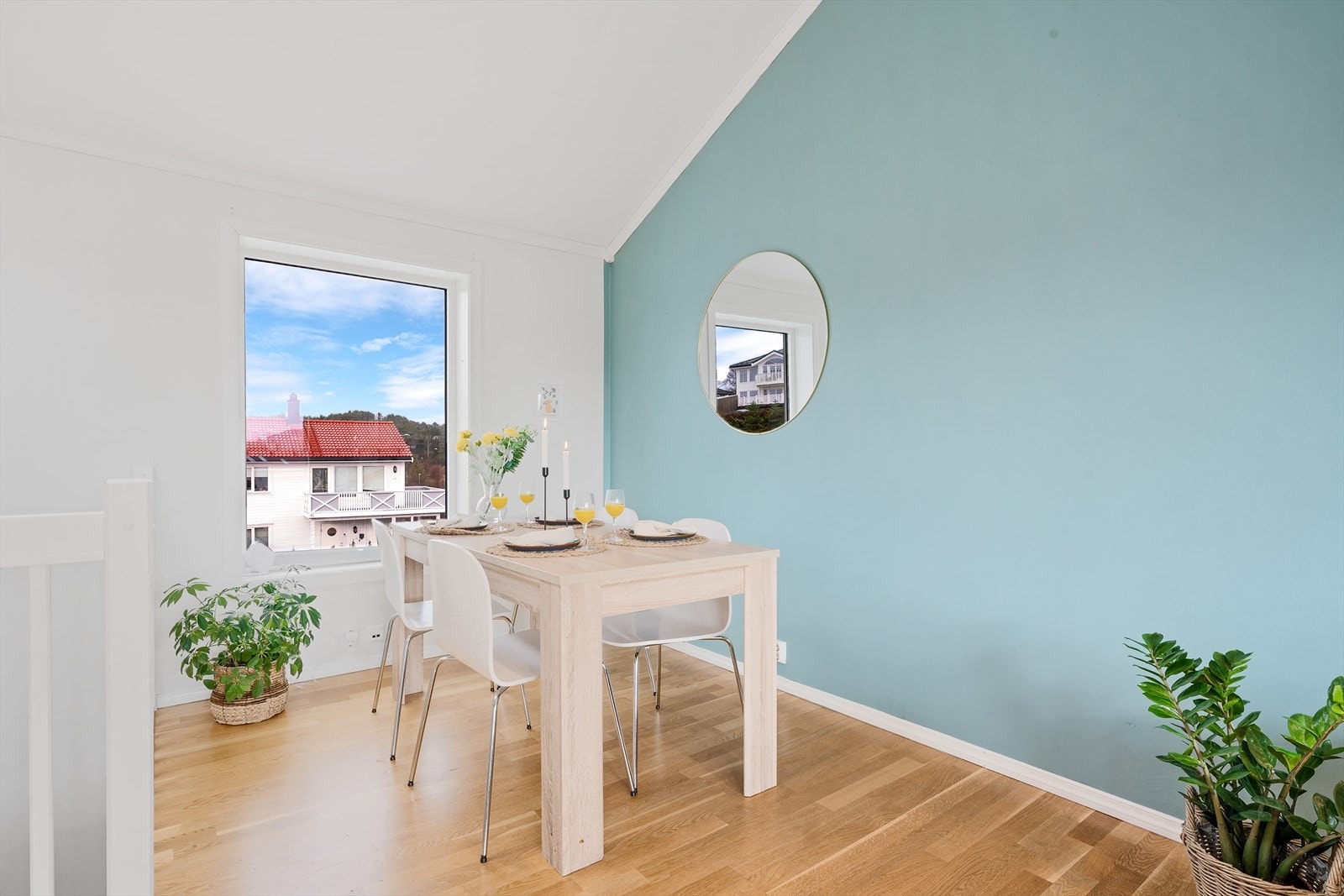 - Her har du også plass til et hyggelig spisebord. Her kan du invitere venner og familie til hyggelige middager - Galleribilde