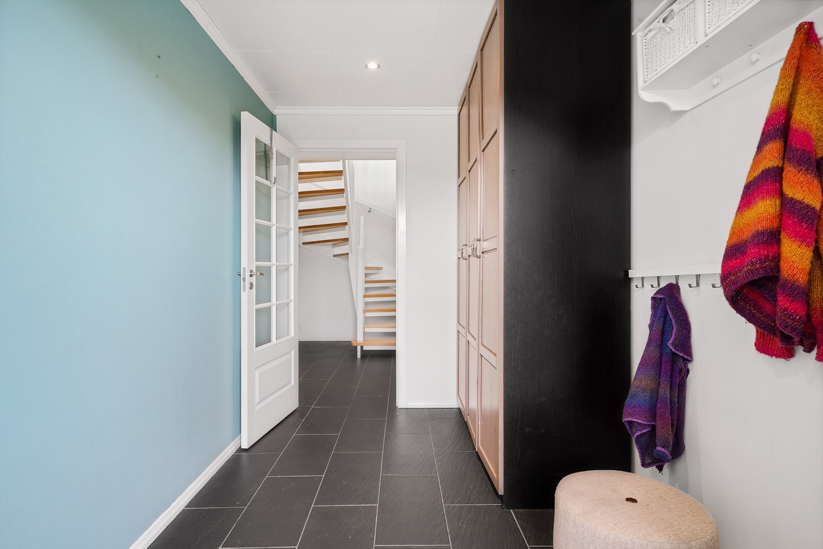 - Entréen er særs romslig og har gode oppbevaringsmuligheter - Galleribilde